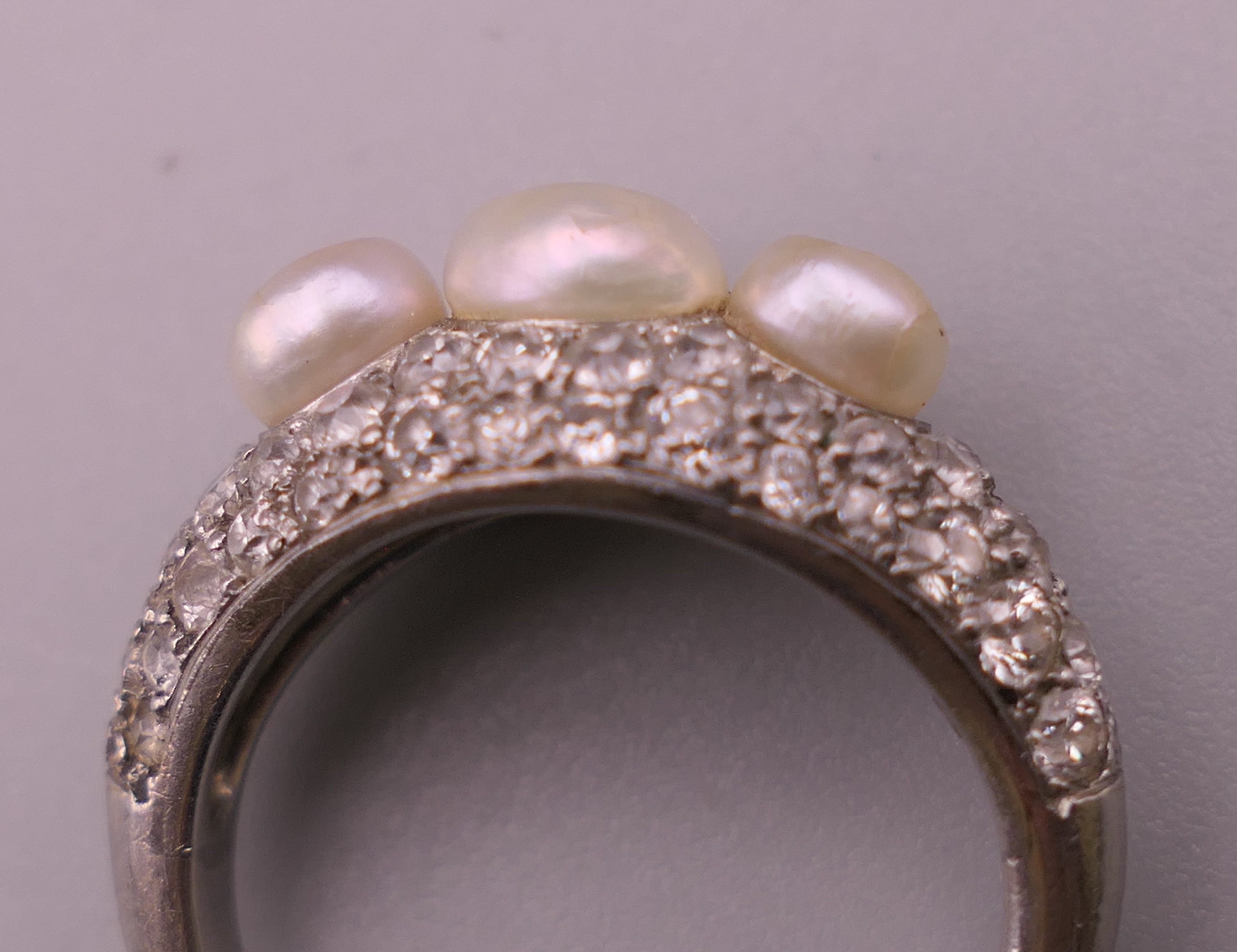An unmarked white gold or platinum diamond and pearl ring. Ring size I/J. 5.6 grammes total weight. - Image 10 of 12
