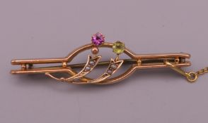 An Edwardian 9 ct gold brooch, with safety chain. 4.5 cm long. 2.6 grammes total weight.