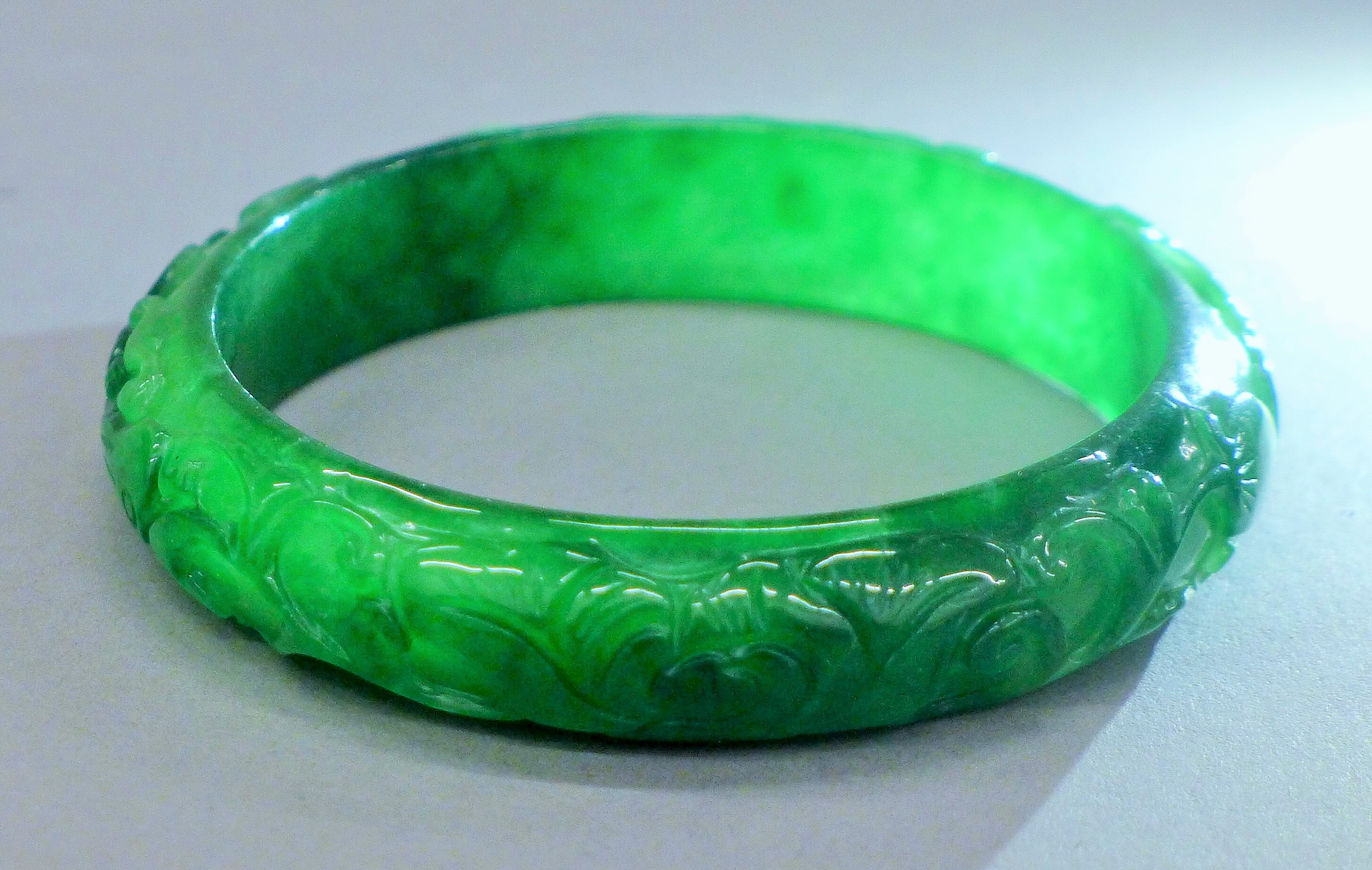 A jade bangle. - Image 3 of 3