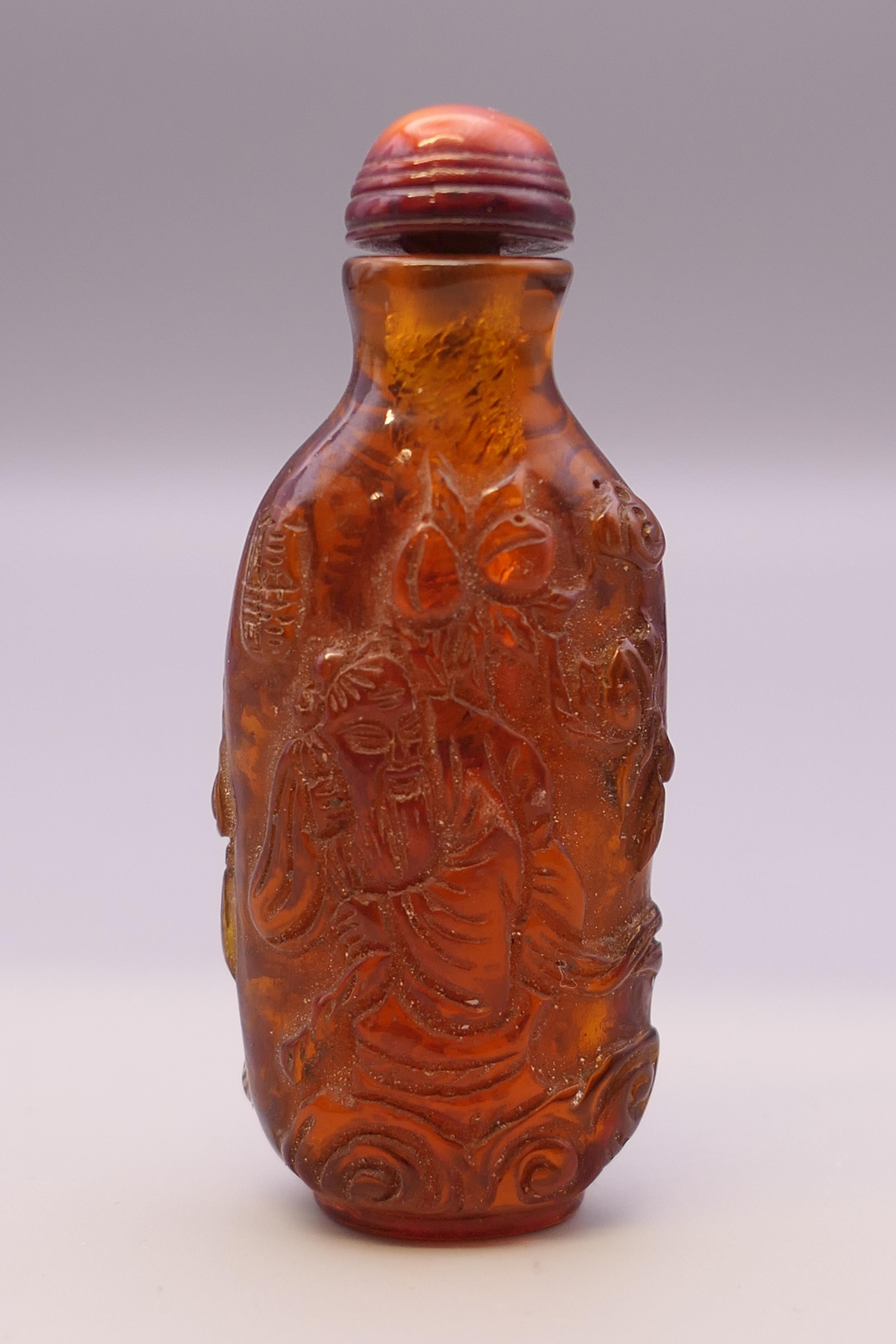 A snuff bottle. 8 cm high. - Bild 3 aus 4