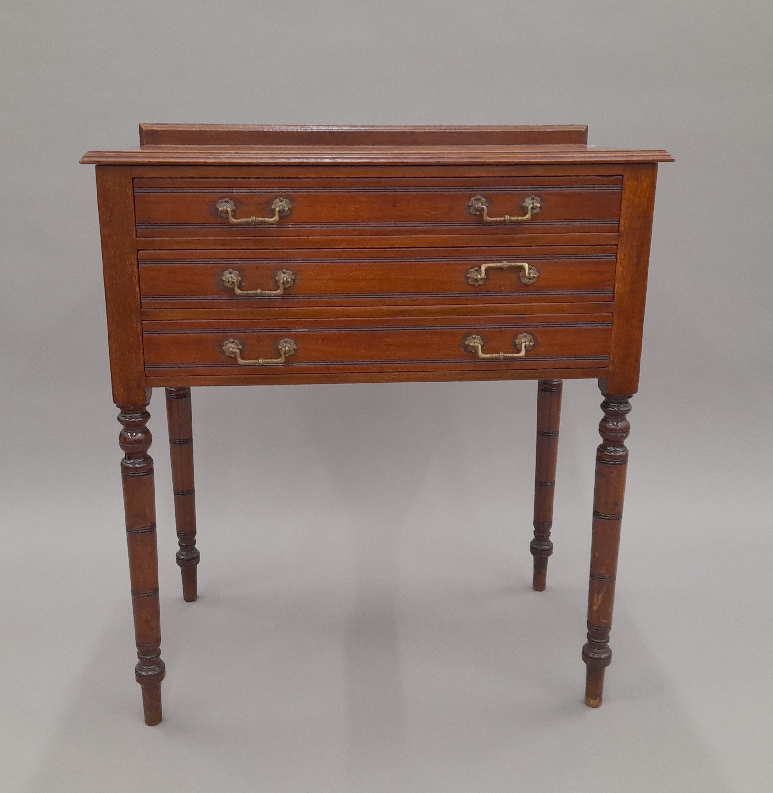 A Heals of London three drawer oak side table. 76 cm wide. - Bild 2 aus 6