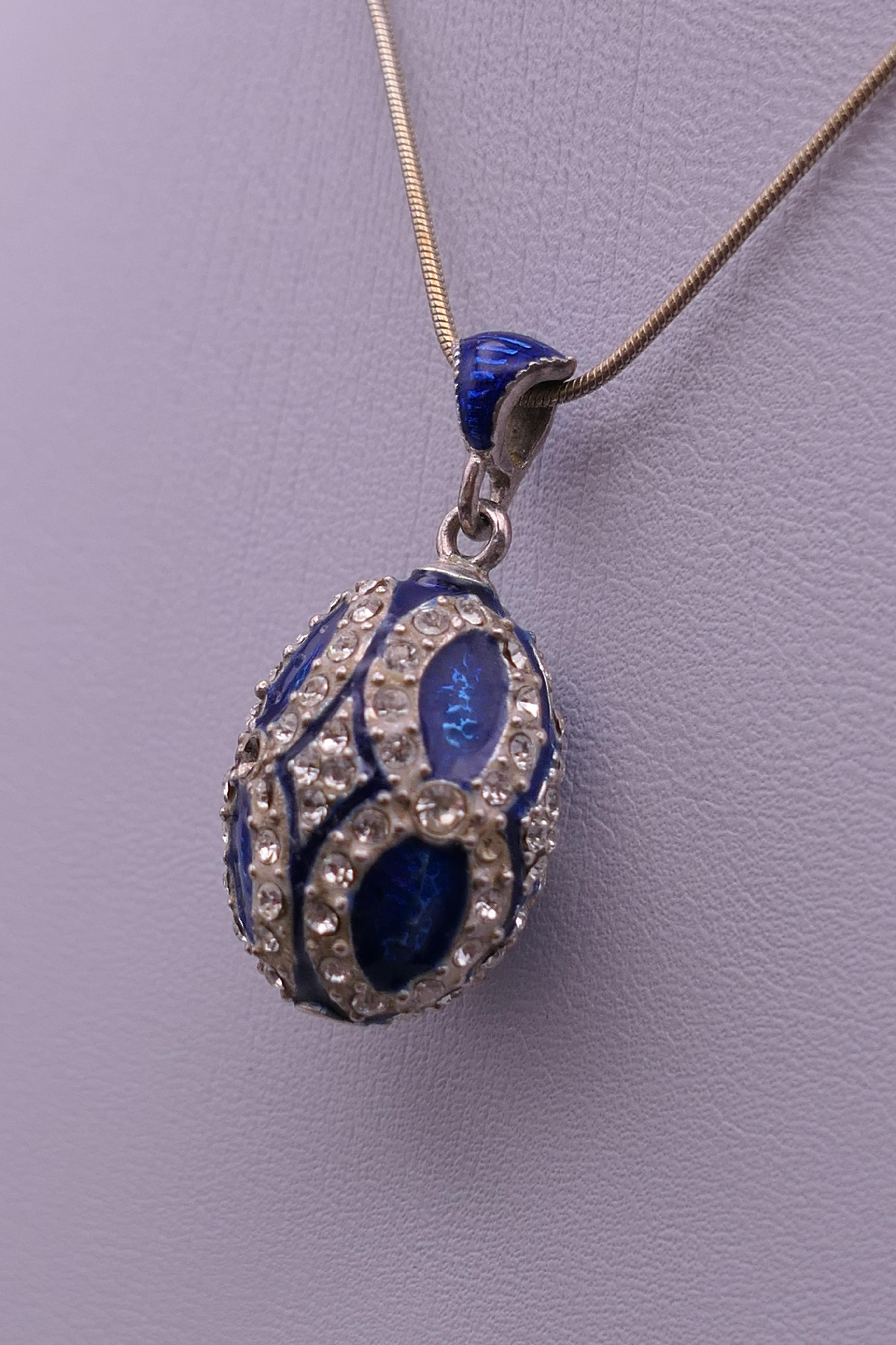 An enamel decorated silver egg form pendant on chain. The pendant 3 cm high. - Bild 4 aus 5