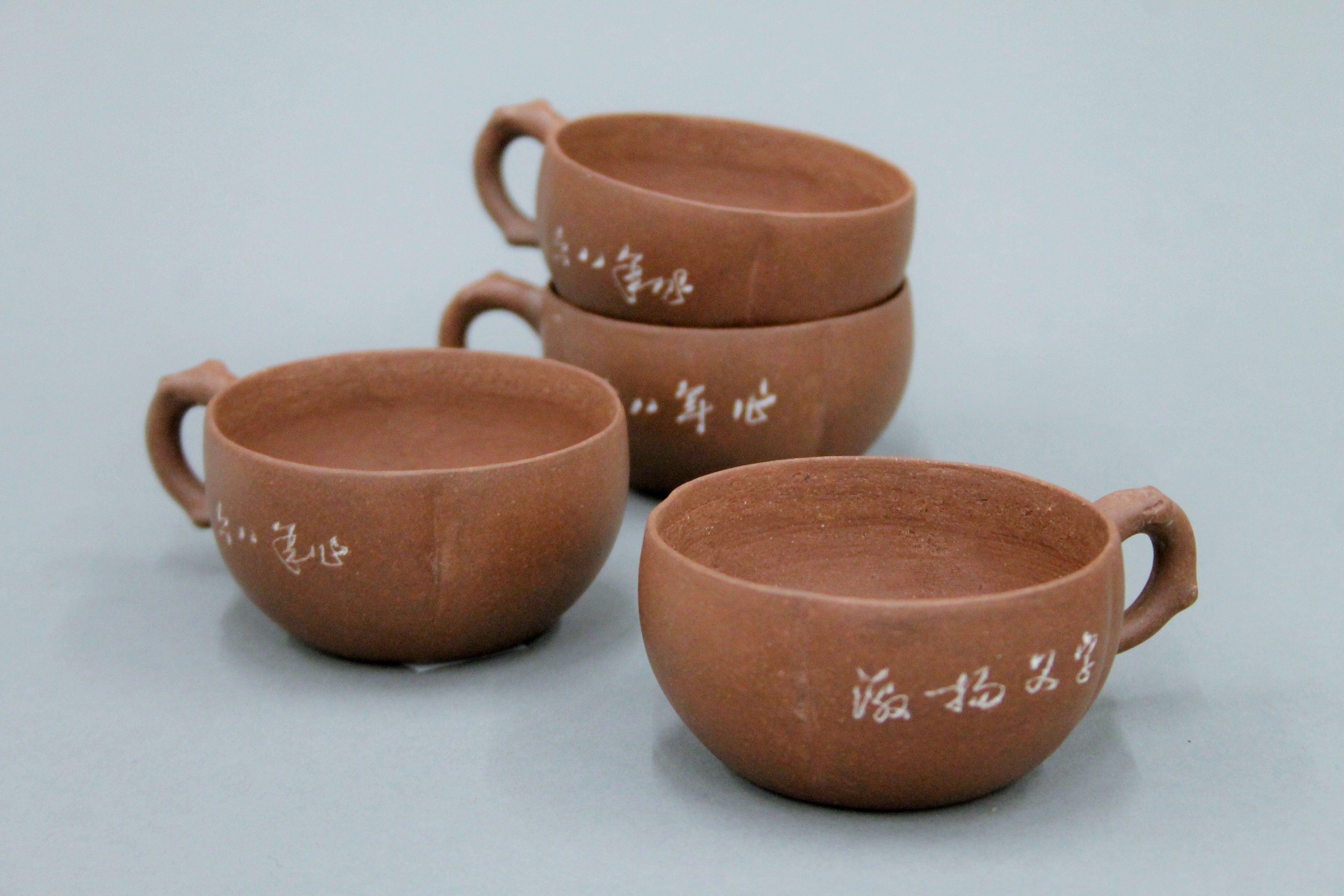 A Y-Hsing tea set comprising: a teapot, four cups and a tray, all with incised decoration. - Image 10 of 16