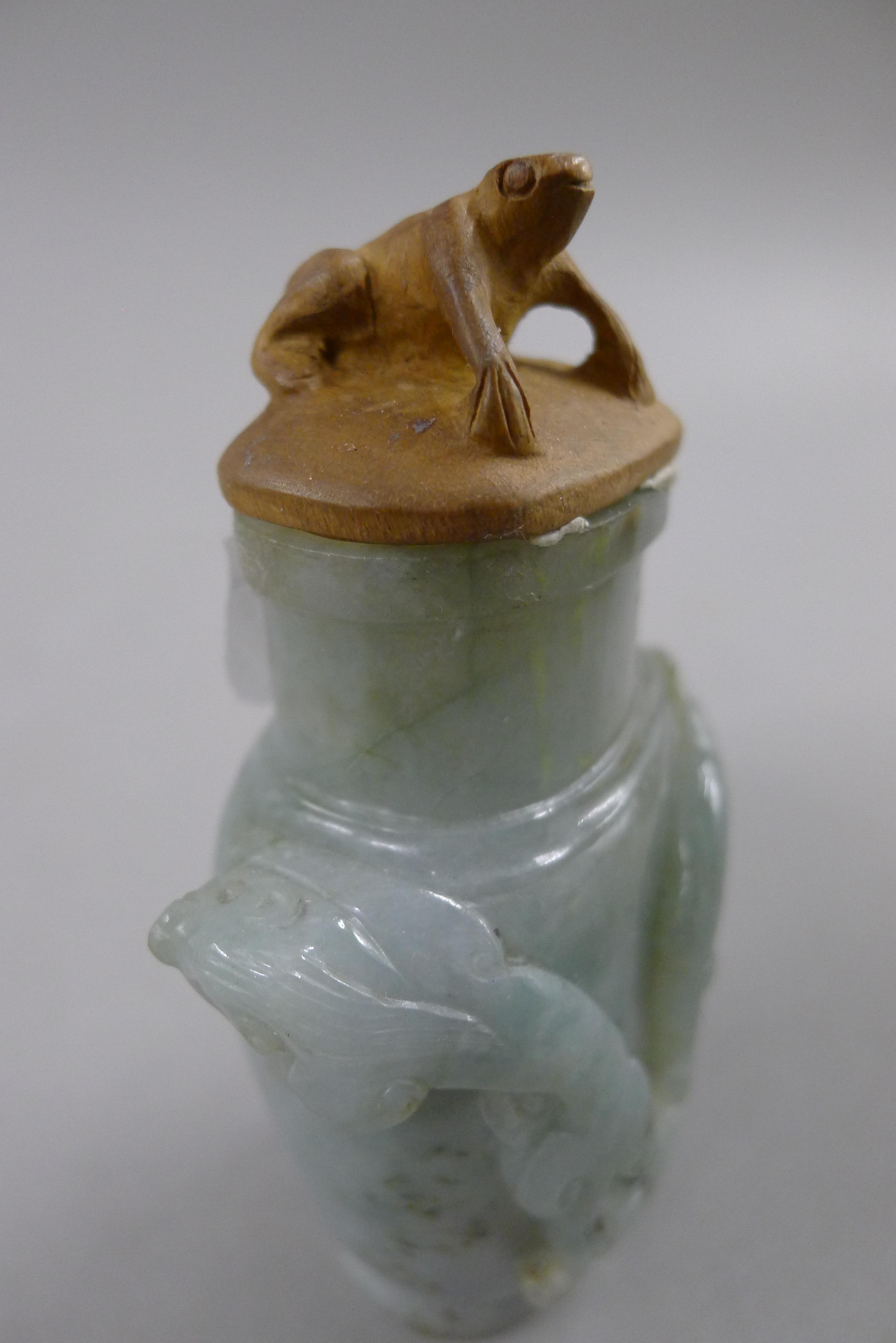 A small jade vase with wooden top surmounted with a frog. 10.5 cm high. - Image 4 of 4