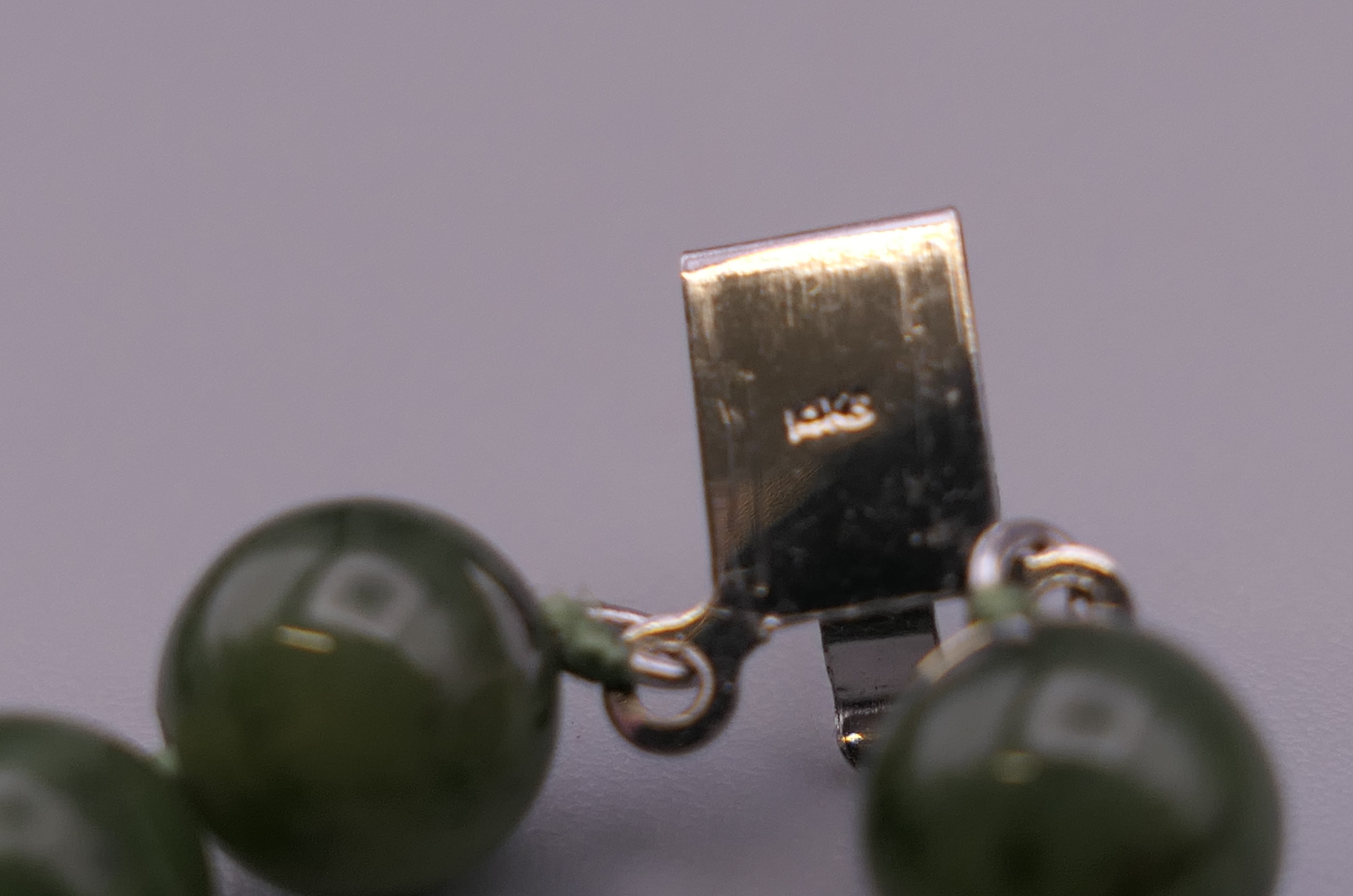 A 14 ct white gold and jade bracelet. 17.5 cm long. - Image 5 of 5
