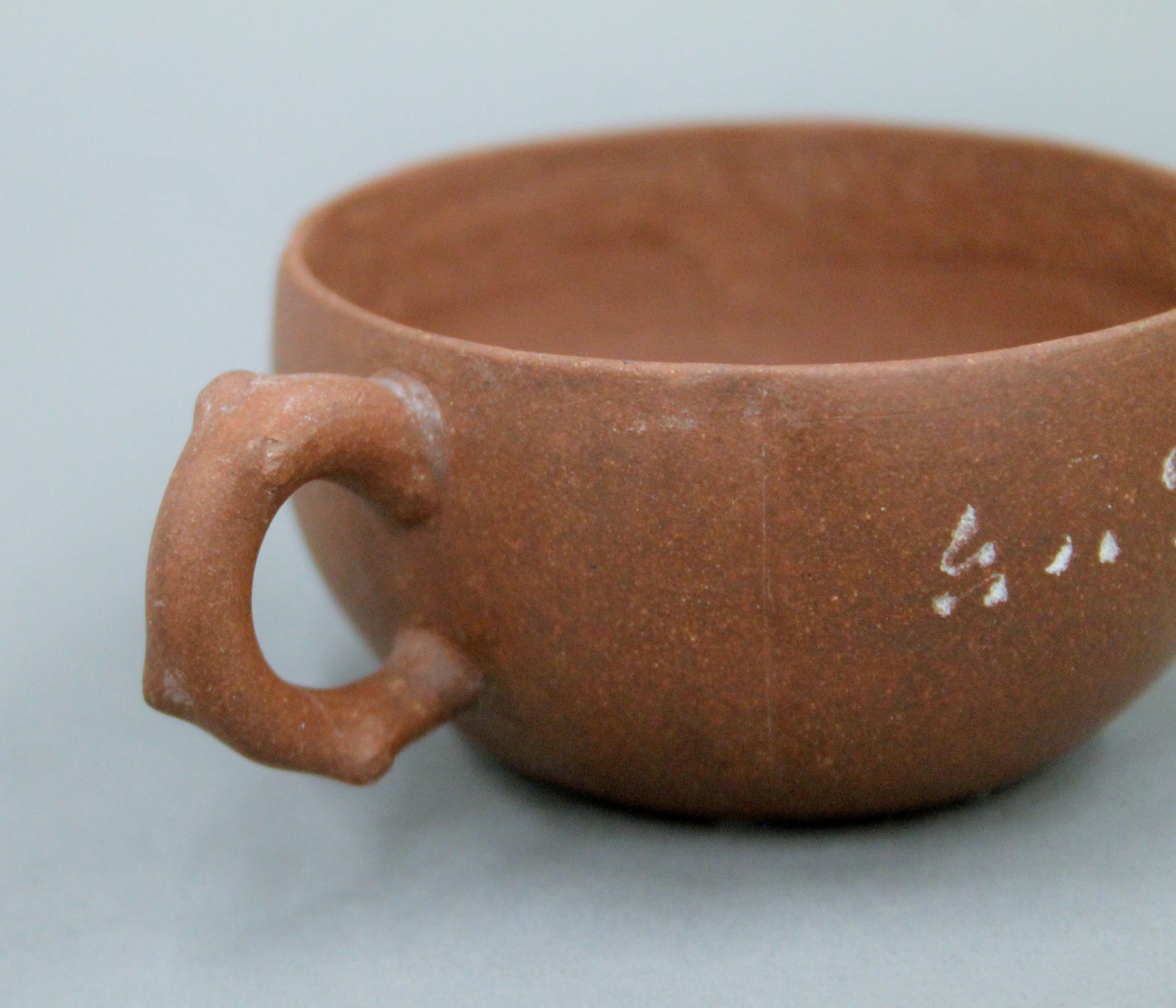 A Y-Hsing tea set comprising: a teapot, four cups and a tray, all with incised decoration. - Image 16 of 16