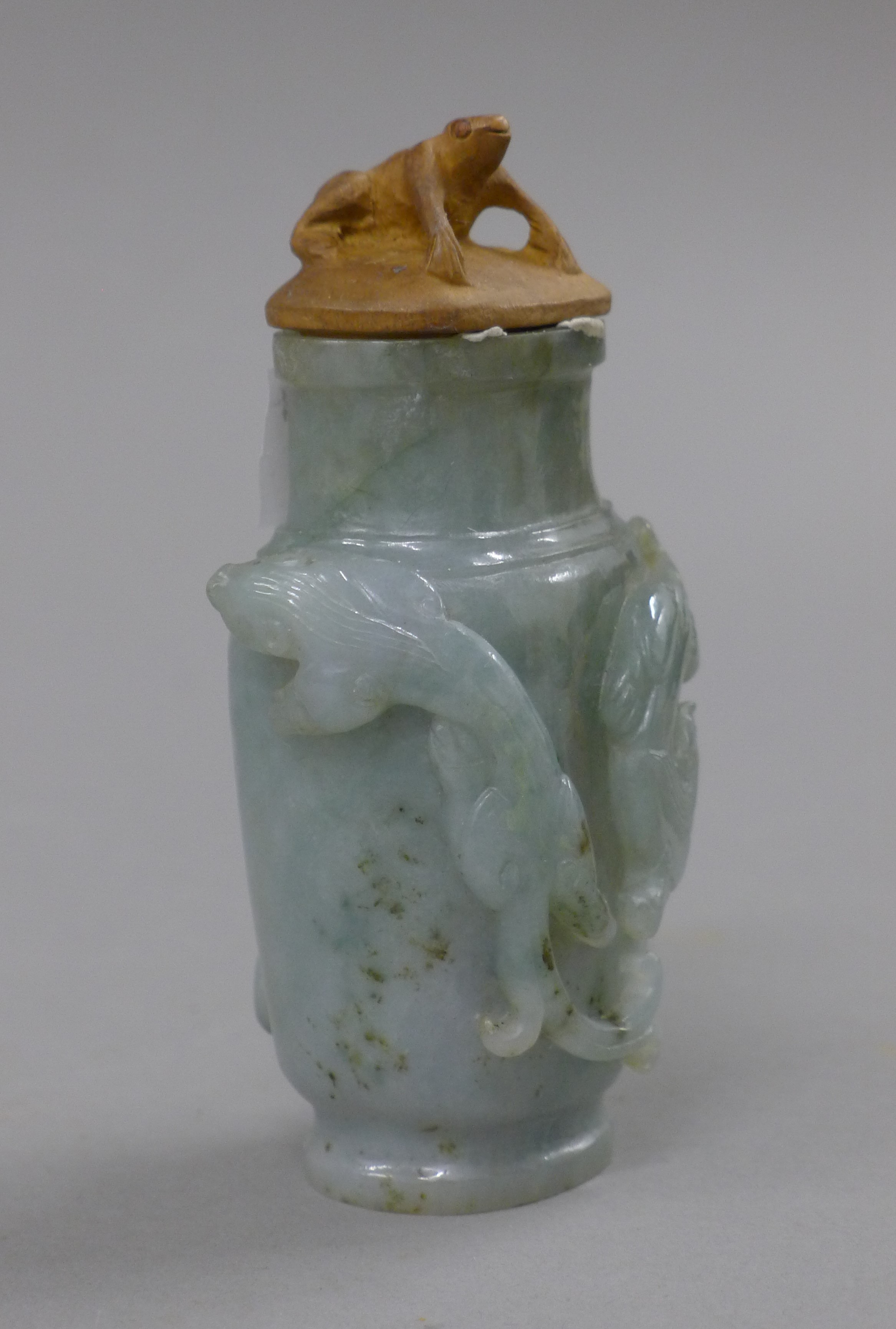 A small jade vase with wooden top surmounted with a frog. 10.5 cm high. - Image 3 of 4