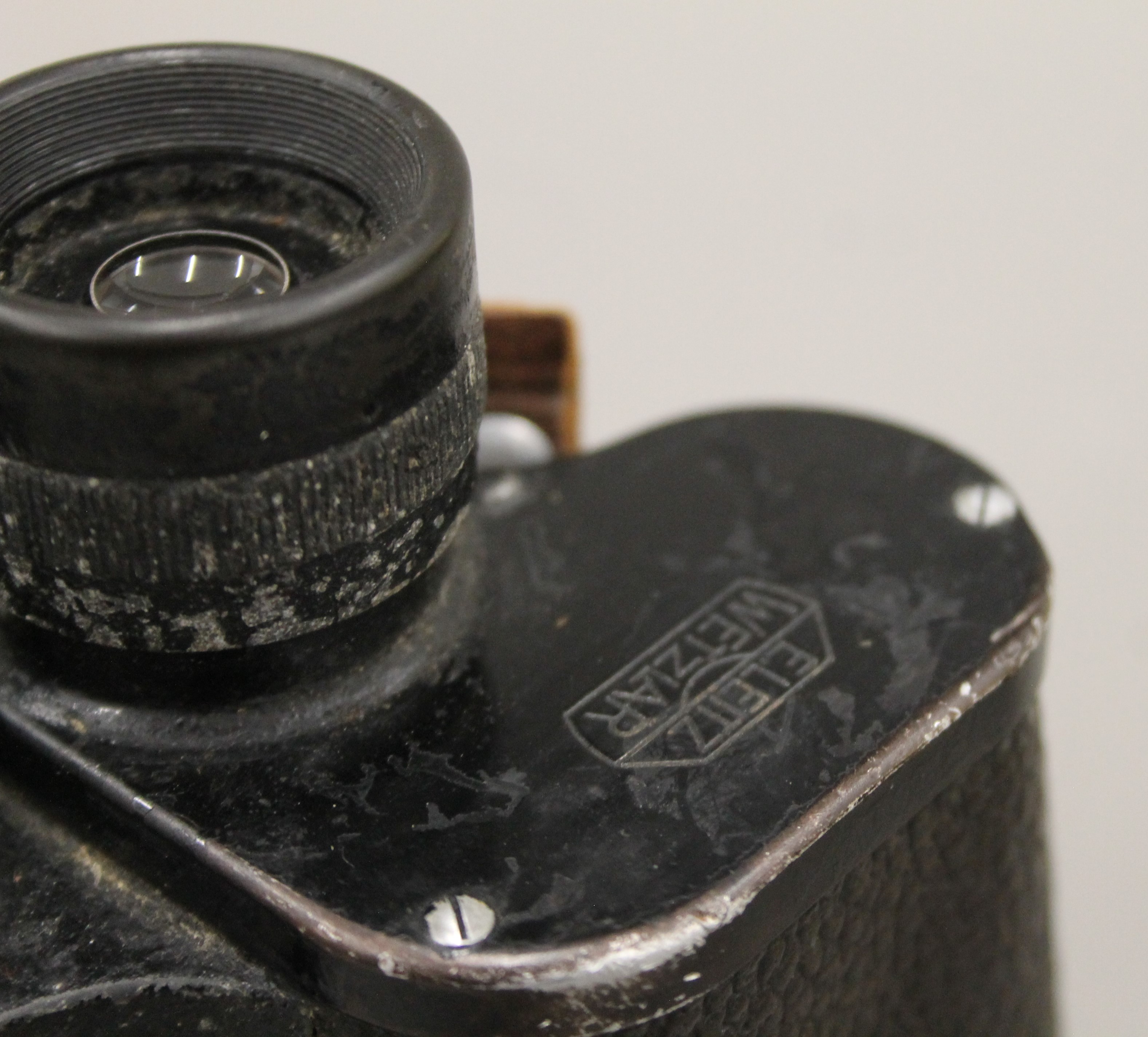 A pair of German E Leitz Wetzlar military Dienstglas 10 x 50 binoculars, numbered 306605. 16. - Image 2 of 4