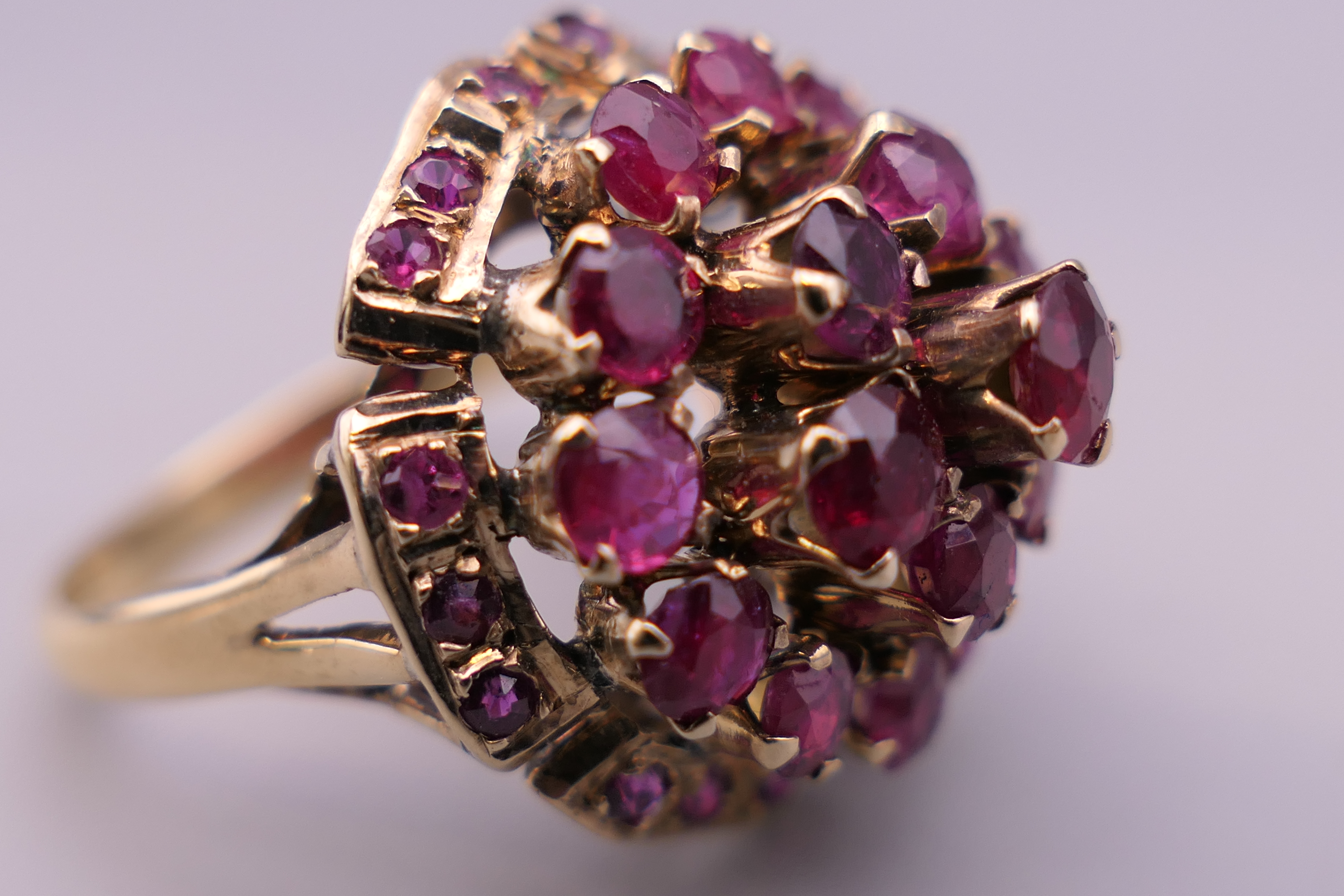 A 14 ct gold ruby cocktail ring. Ring size K/L. 5.6 grammes total weight. - Bild 4 aus 5
