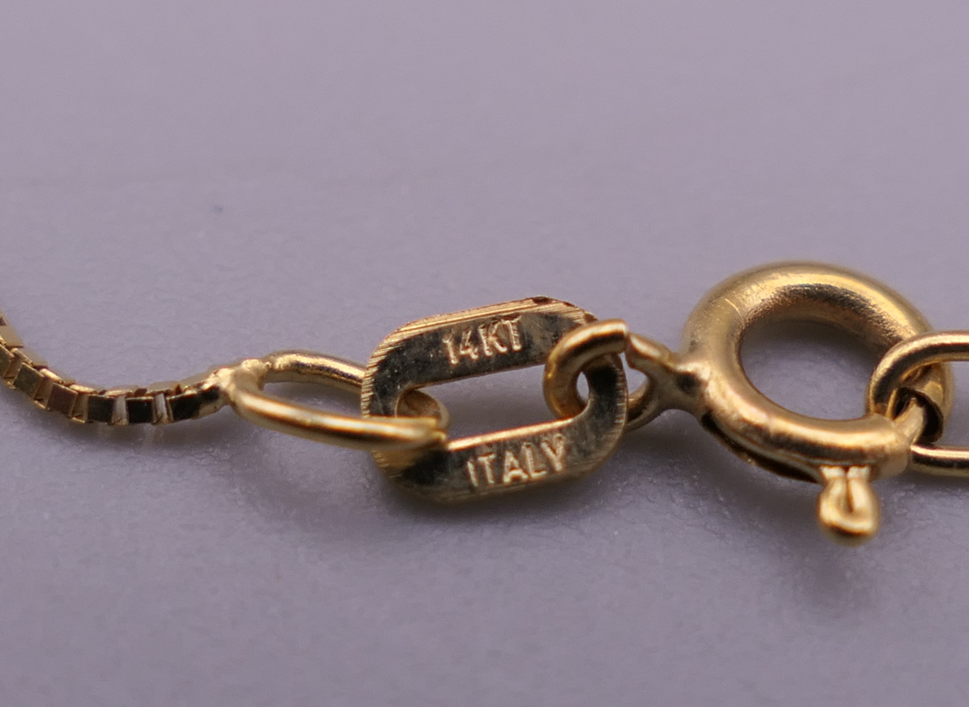 A 14 K gold emerald heart pendant on chain. The pendant 2.5 cm high. 3.9 grammes total weight. - Bild 6 aus 8