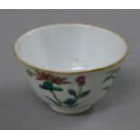 An 18th/19th century porcelain tea bowl decorated with flowers. 8.5 cm diameter.