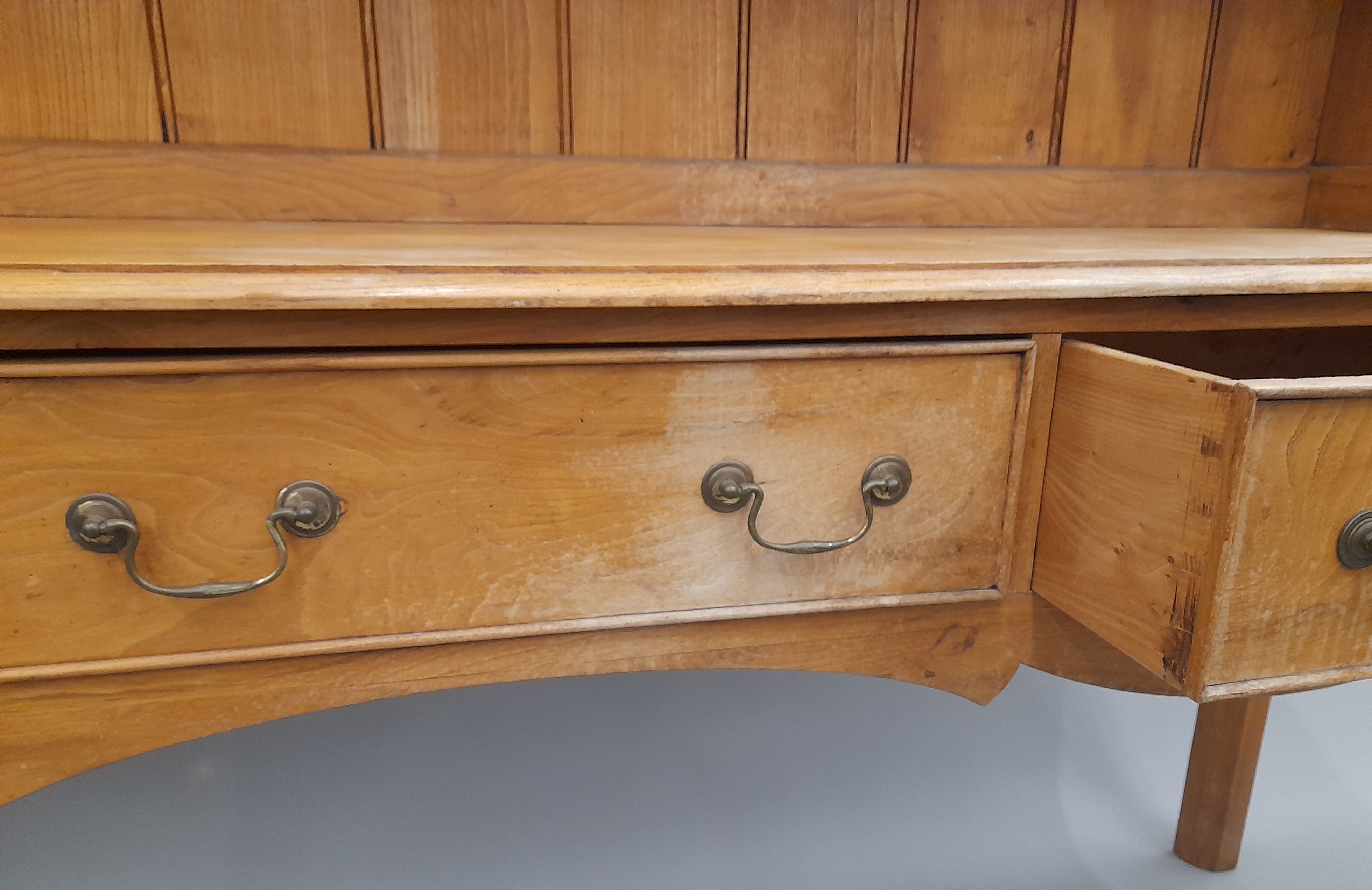 An oak three- drawer dresser. 193 cm wide, 52.5 cm deep, 222 cm high. - Bild 5 aus 9