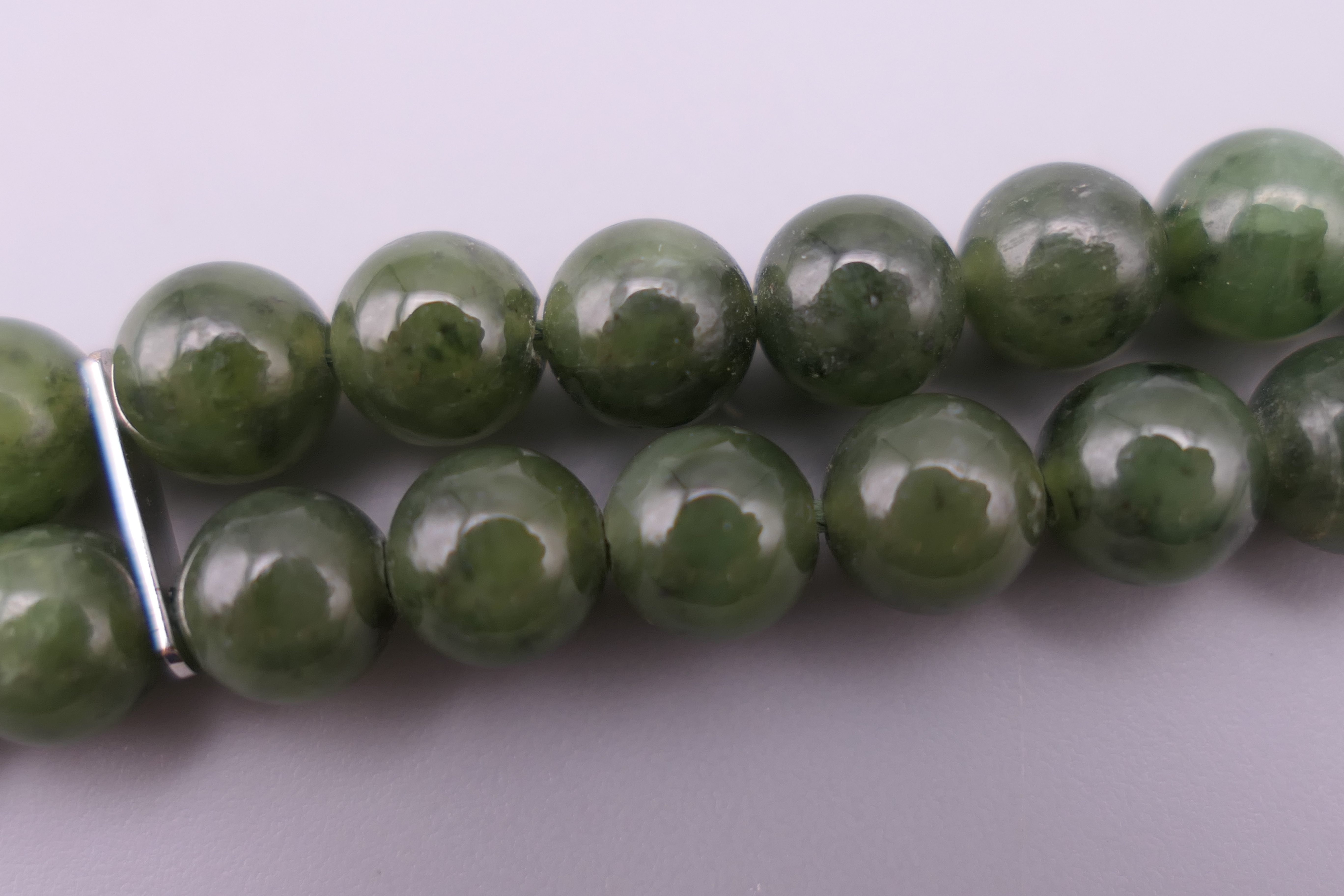 A 14 ct white gold and jade bracelet. 17.5 cm long. - Image 4 of 5