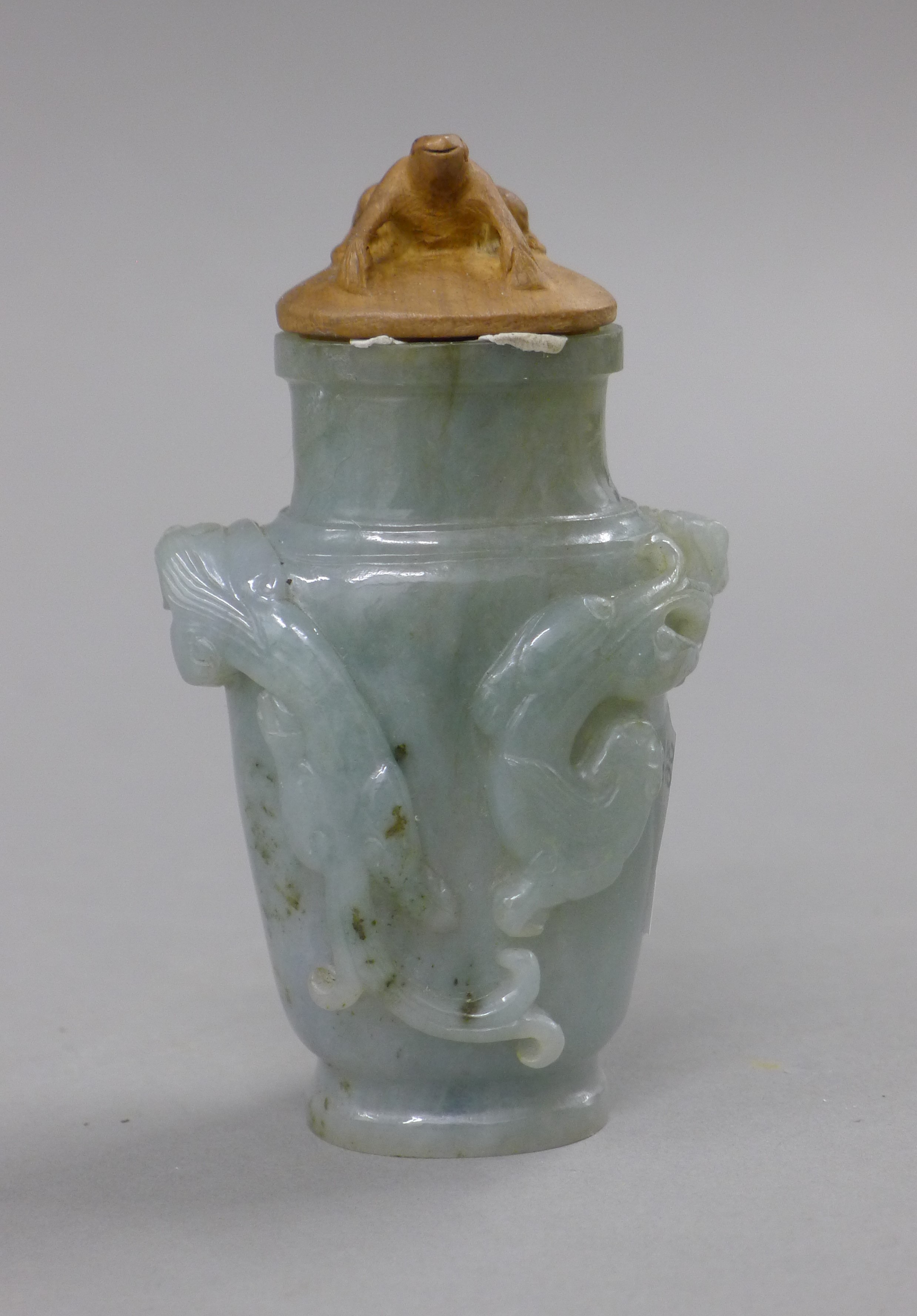 A small jade vase with wooden top surmounted with a frog. 10.5 cm high. - Image 2 of 4