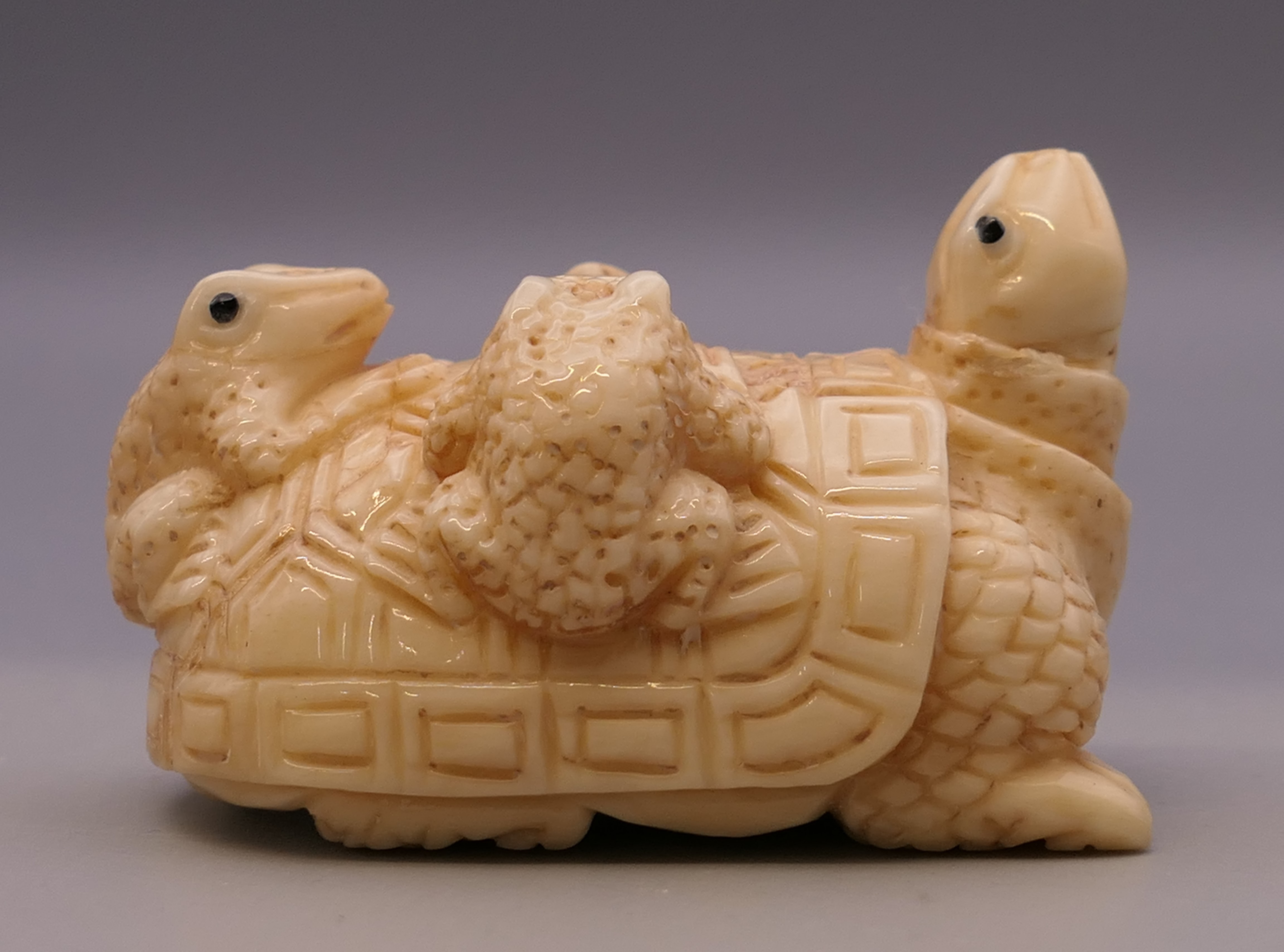 A bone carving formed as frogs and a tortoise. 5 cm long. - Image 4 of 6