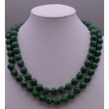 A malachite bead necklace. 86 cm long.