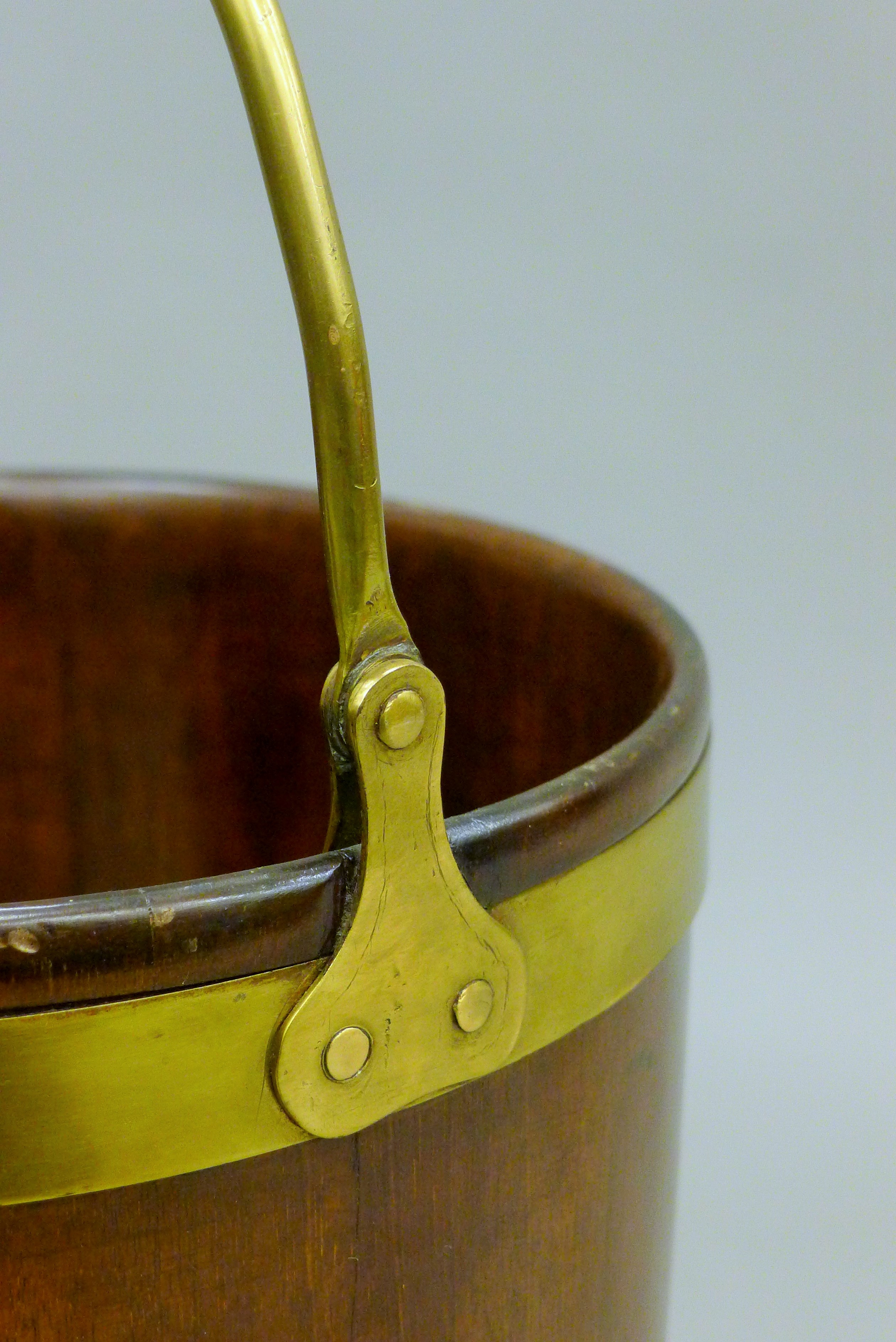 A brass bound mahogany plate bucket. 34 cm high excluding handle. - Bild 3 aus 4