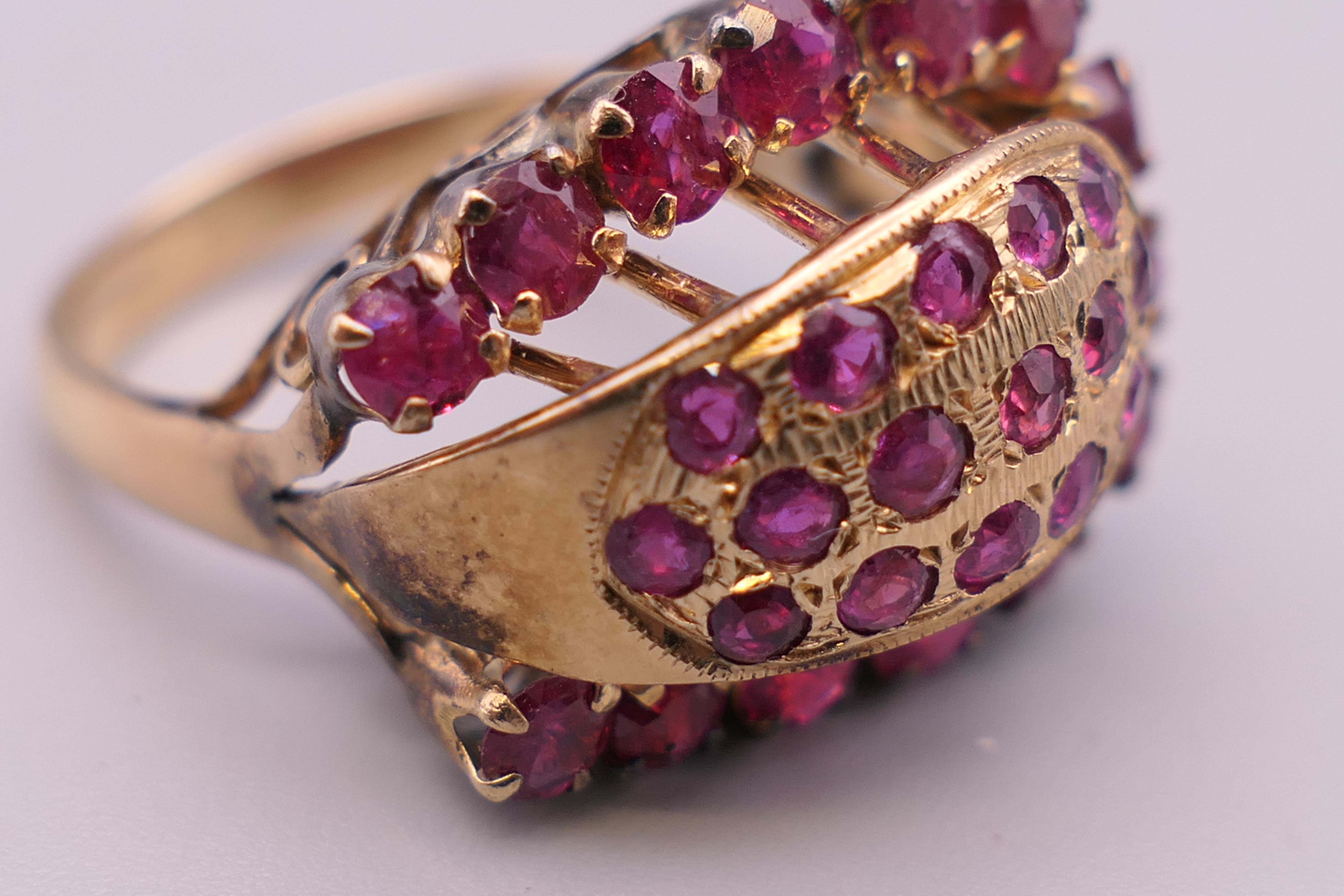 A 14 K gold ruby horseshoe ring. Ring size M. 5.9 grammes total weight. - Image 3 of 6