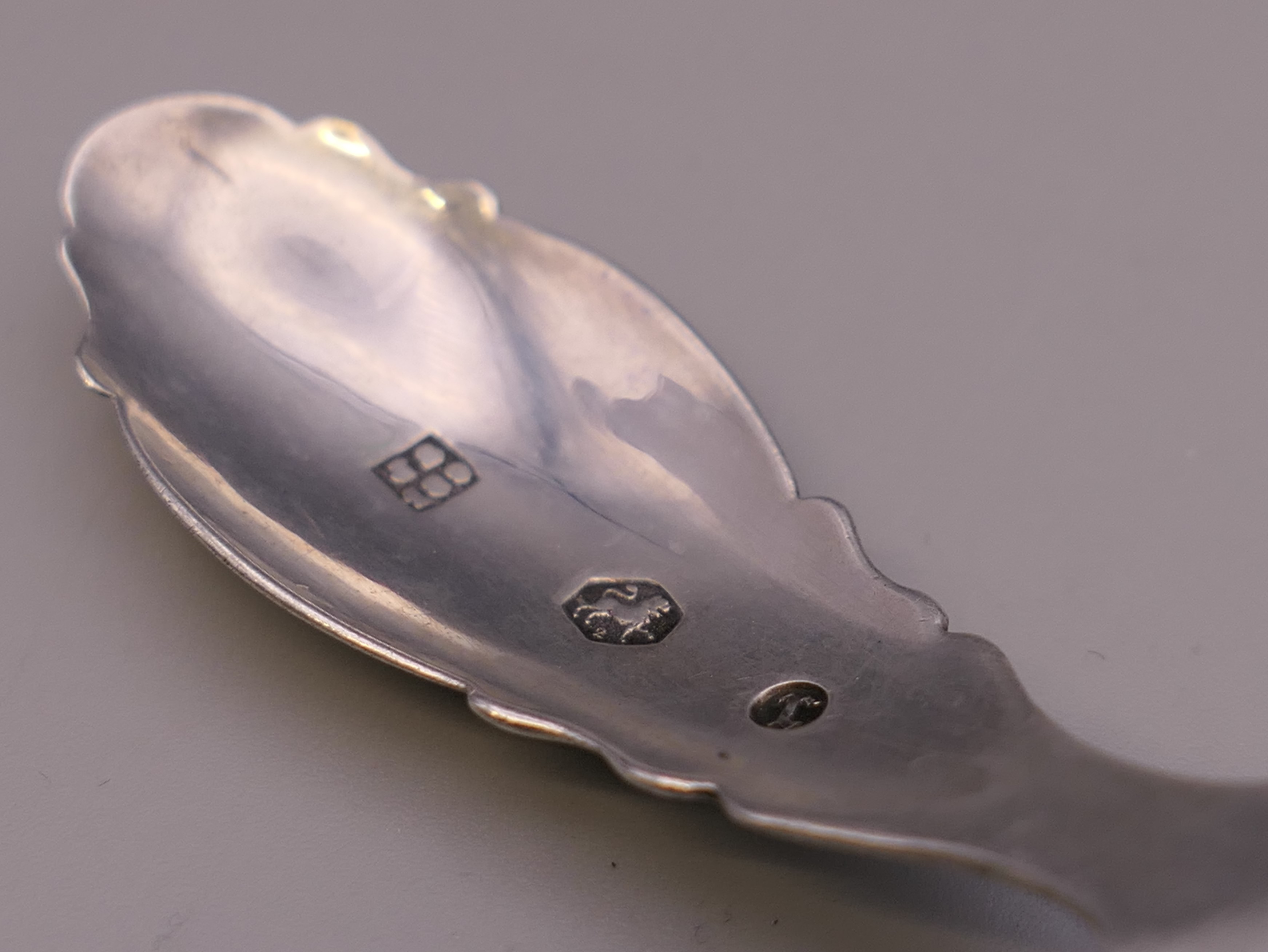 Four silver caddy spoons. 33.3 grammes total weight. - Bild 9 aus 10