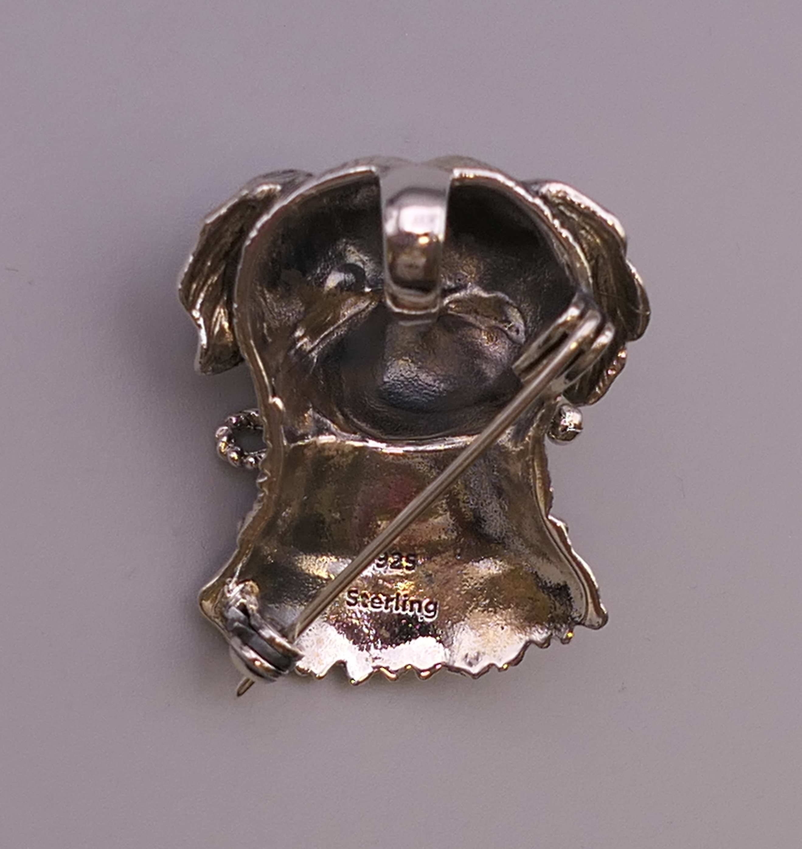 A silver dog form brooch. 3 cm high. - Image 4 of 5