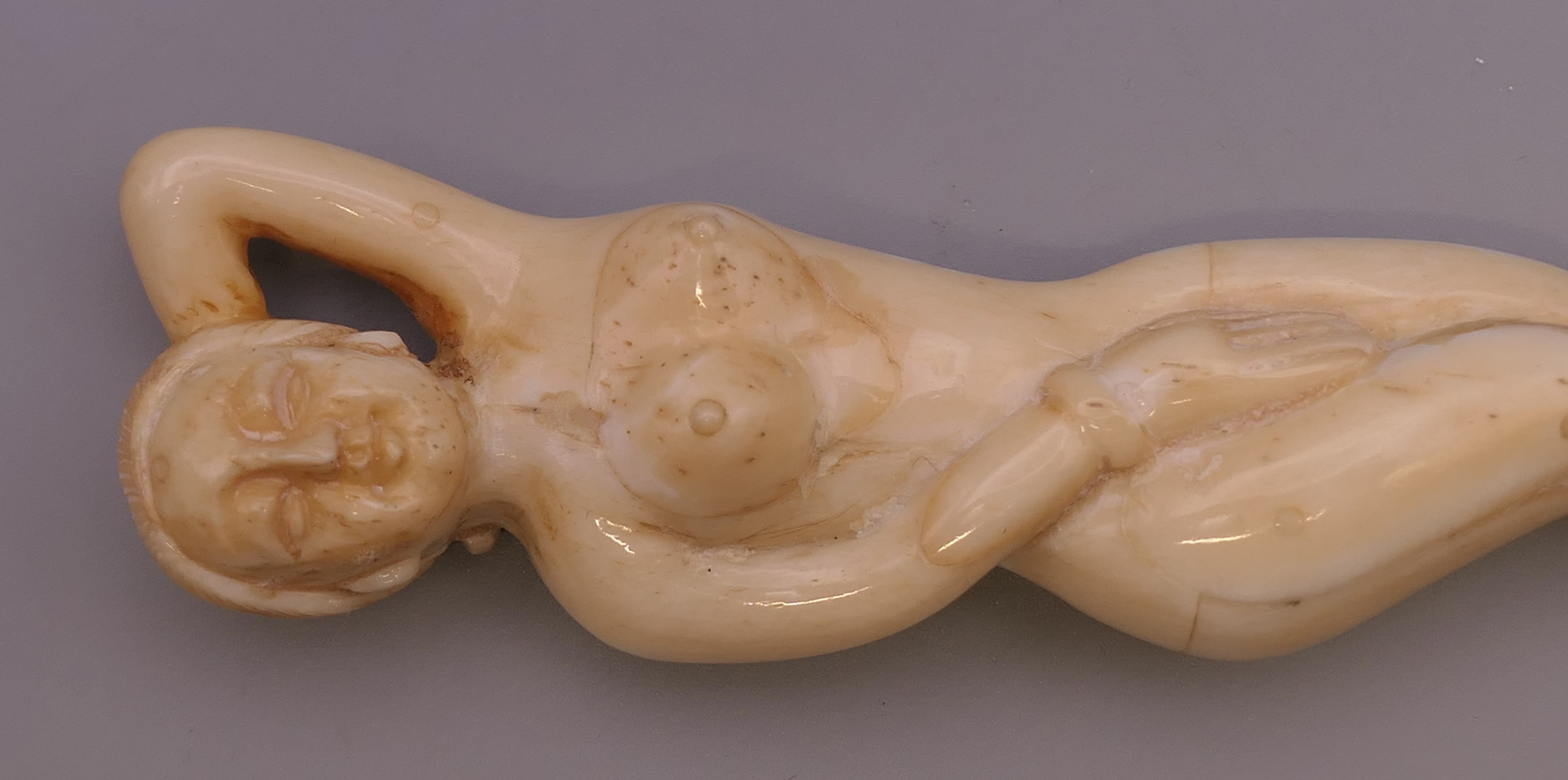 A carved bone medical figure. 12.5 cm long. - Bild 3 aus 4