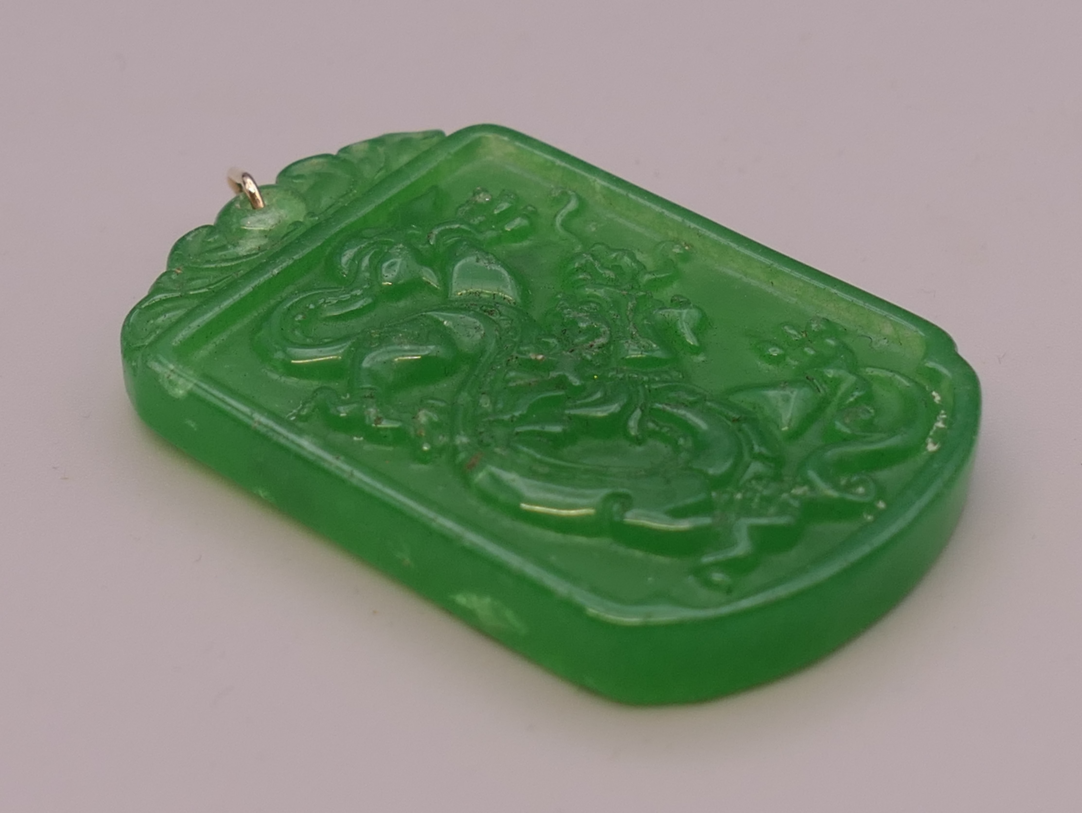 A gold mounted apple green jade pendant. 6 cm high. - Bild 3 aus 4