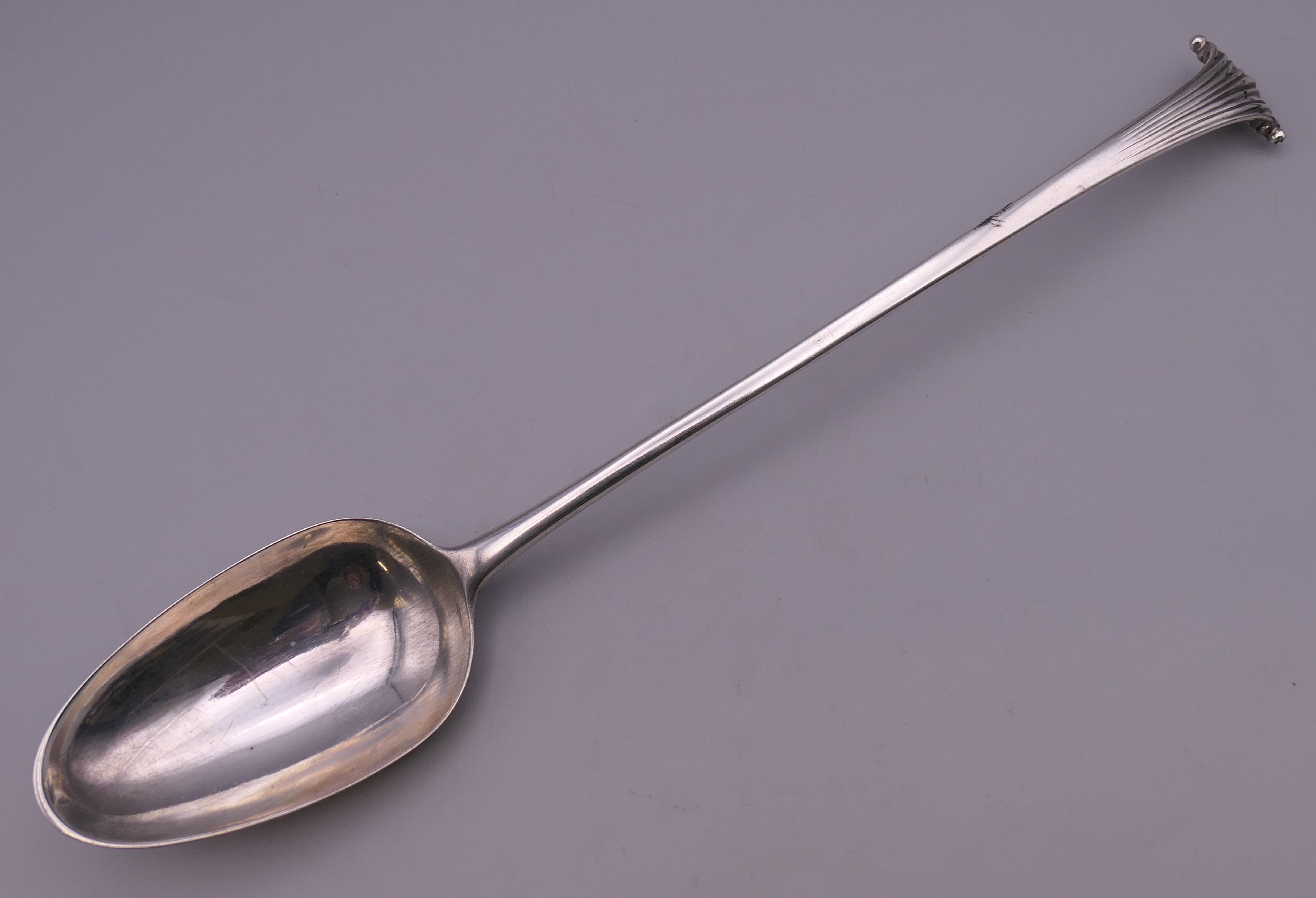 A Hester Bateman silver basting spoon. 30.5 cm long. 119.3 grammes. - Image 2 of 6