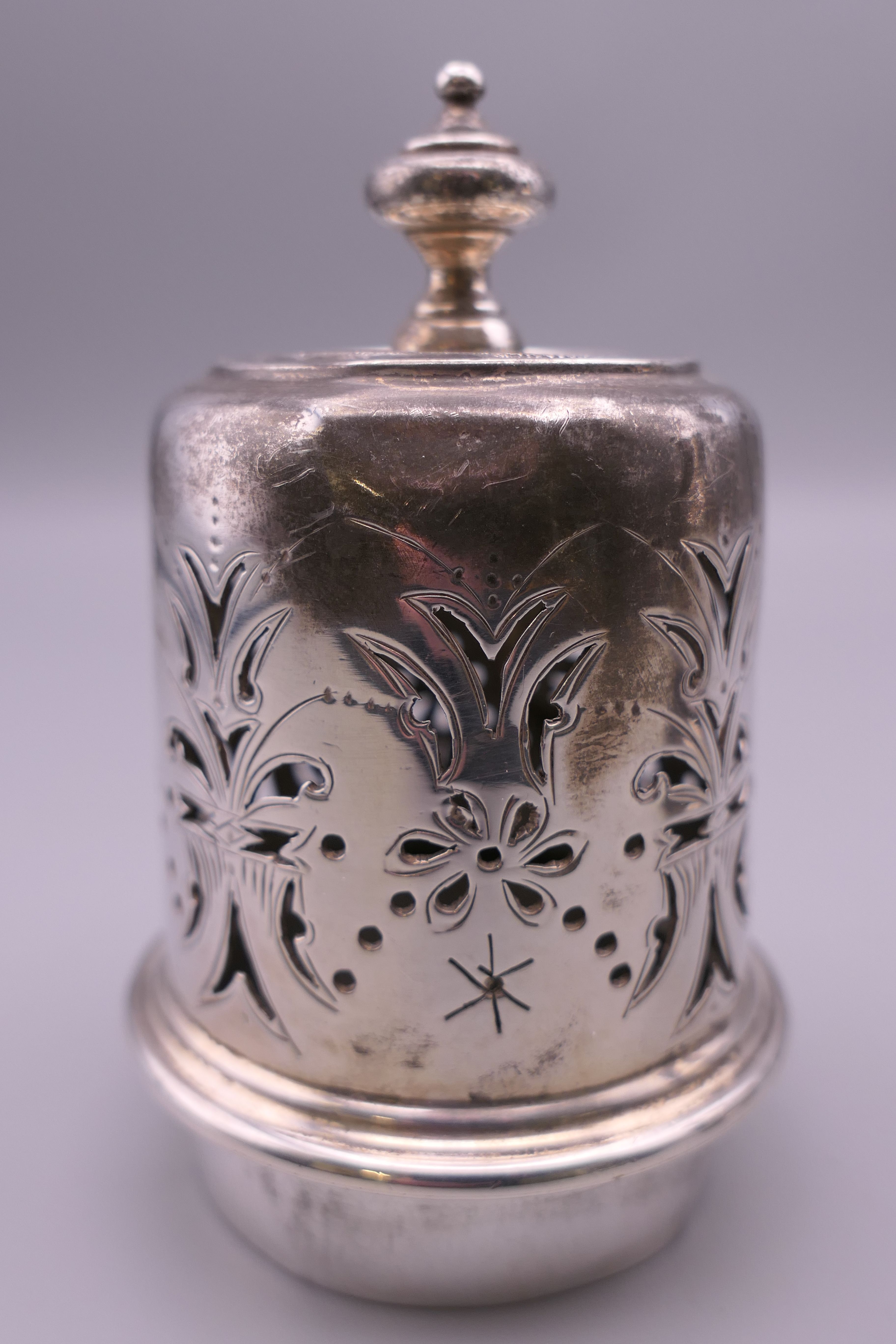 A silver sugar castor. 19 cm high. 263.1 grammes. - Image 6 of 17