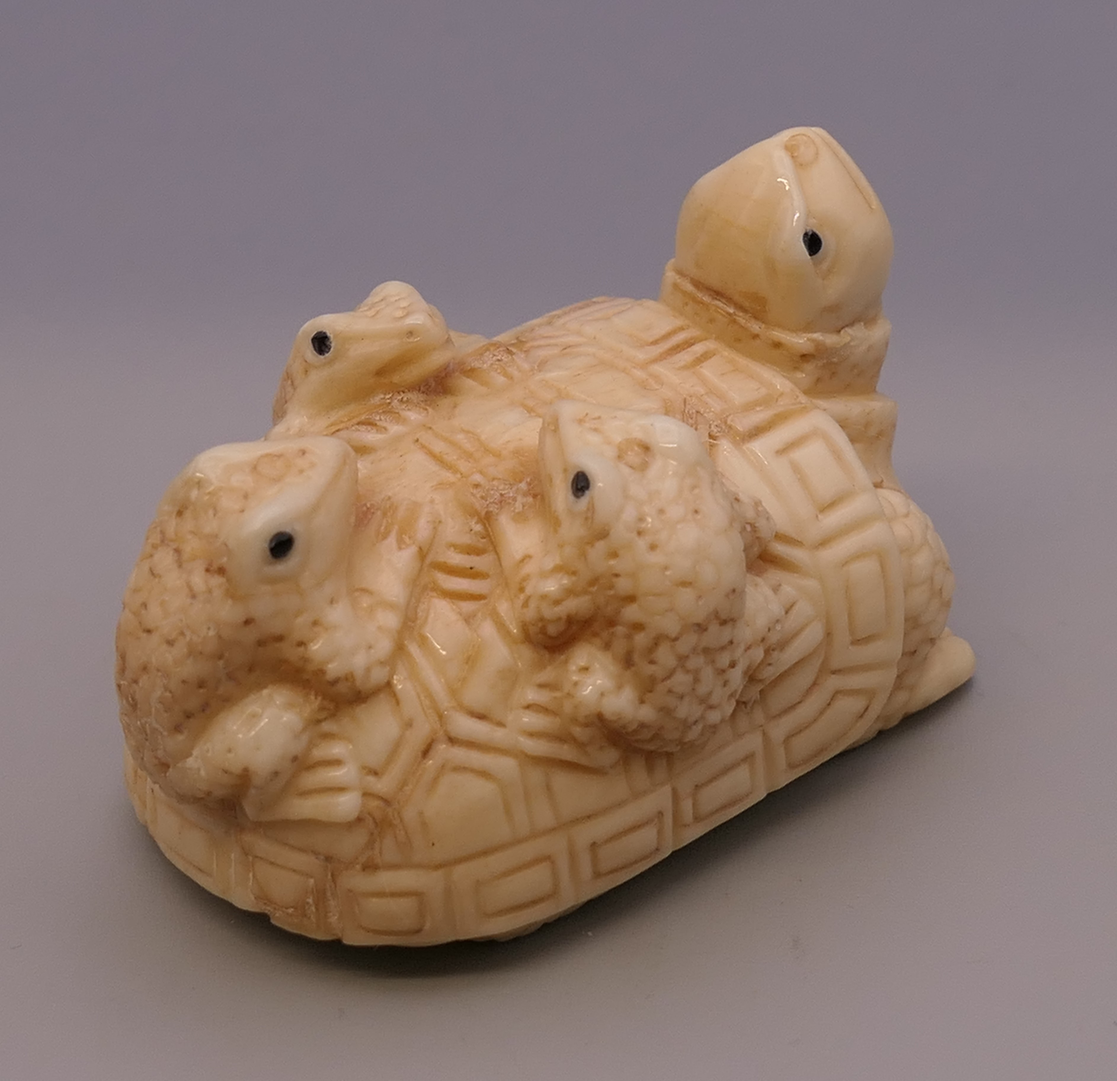 A bone carving formed as frogs and a tortoise. 5 cm long. - Image 5 of 6