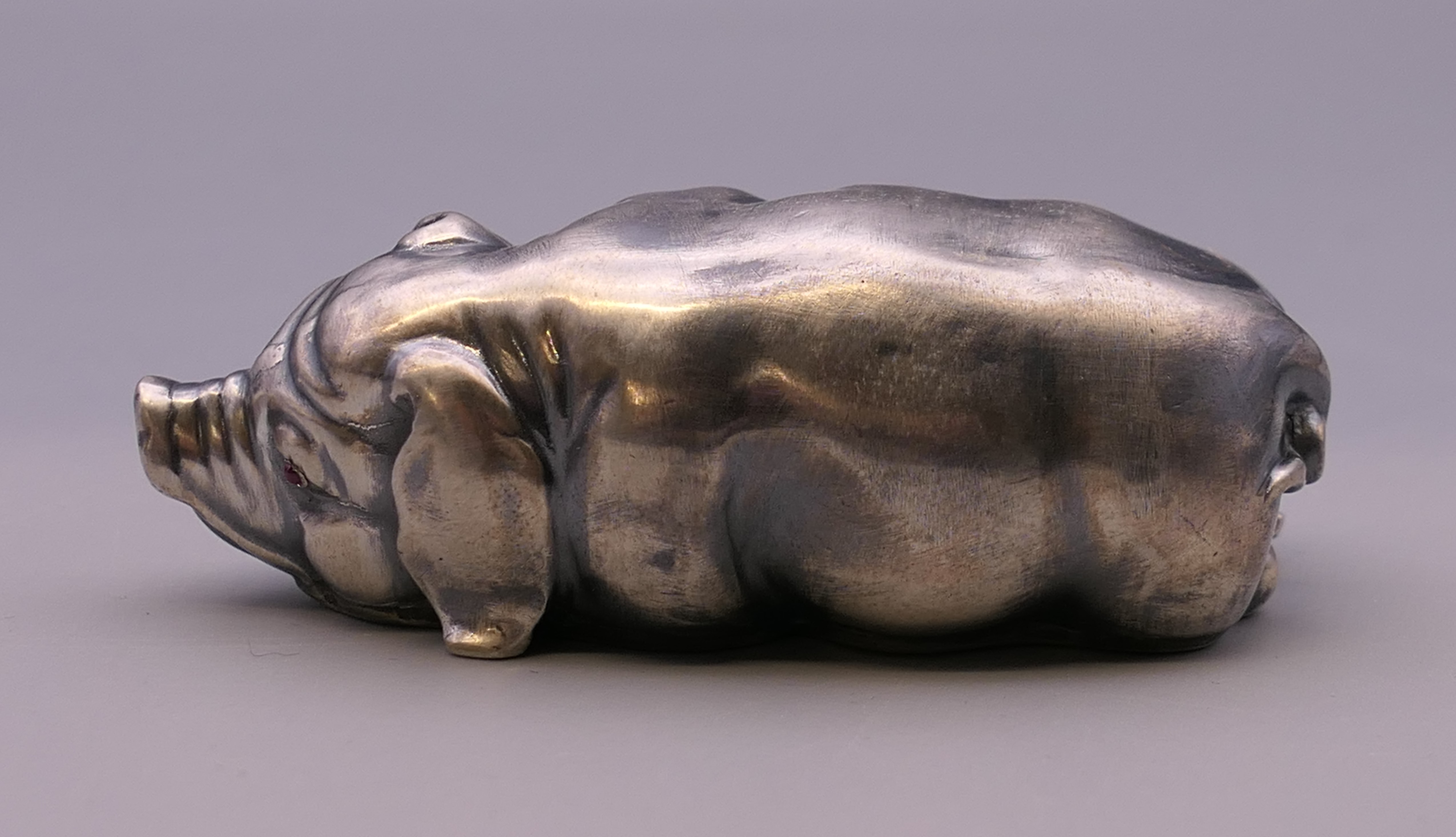 A silver model of a pig bearing Russian marks. 7 cm long. 44.6 grammes total weight. - Bild 4 aus 5