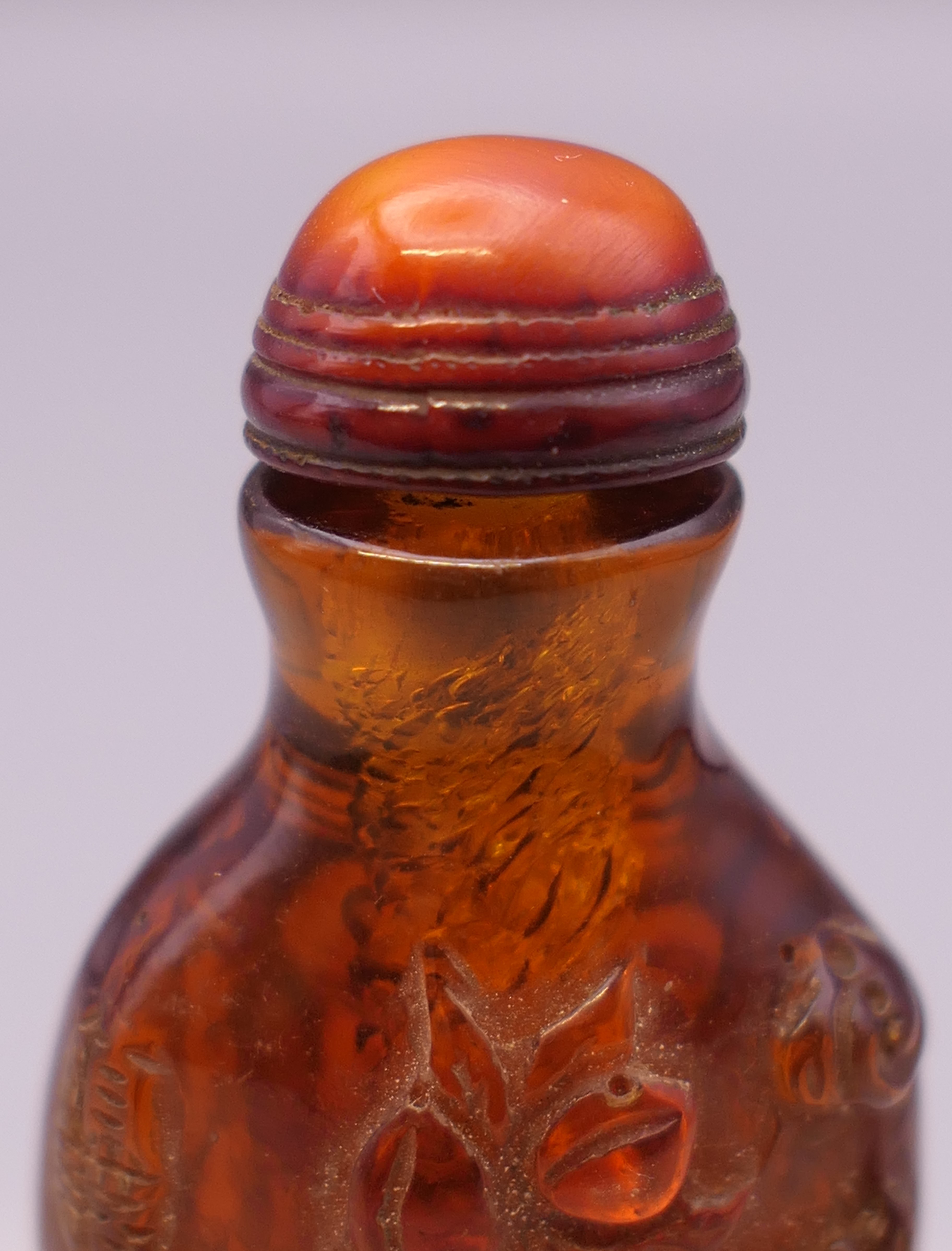 A snuff bottle. 8 cm high. - Bild 4 aus 4