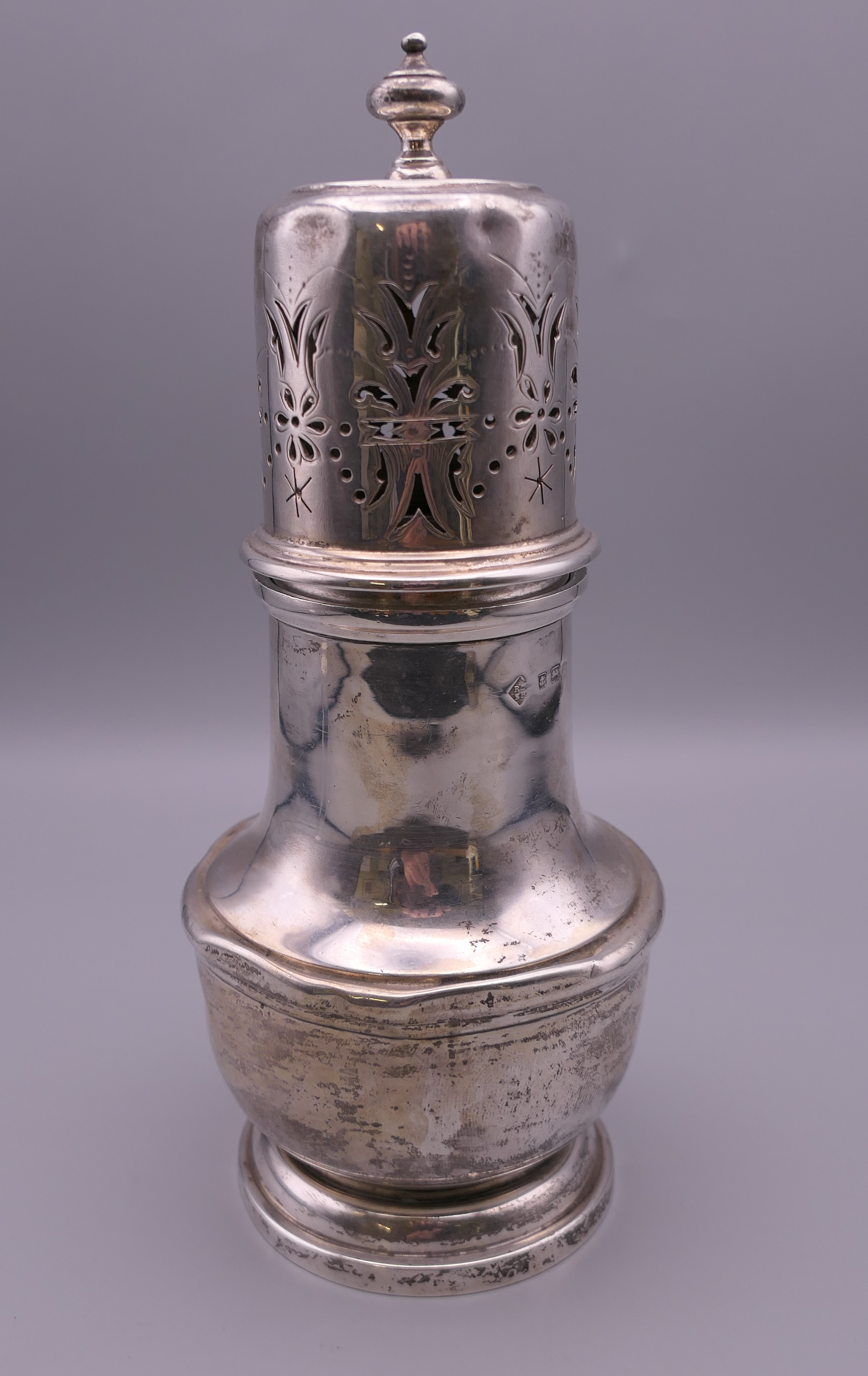 A silver sugar castor. 19 cm high. 263.1 grammes. - Image 4 of 17