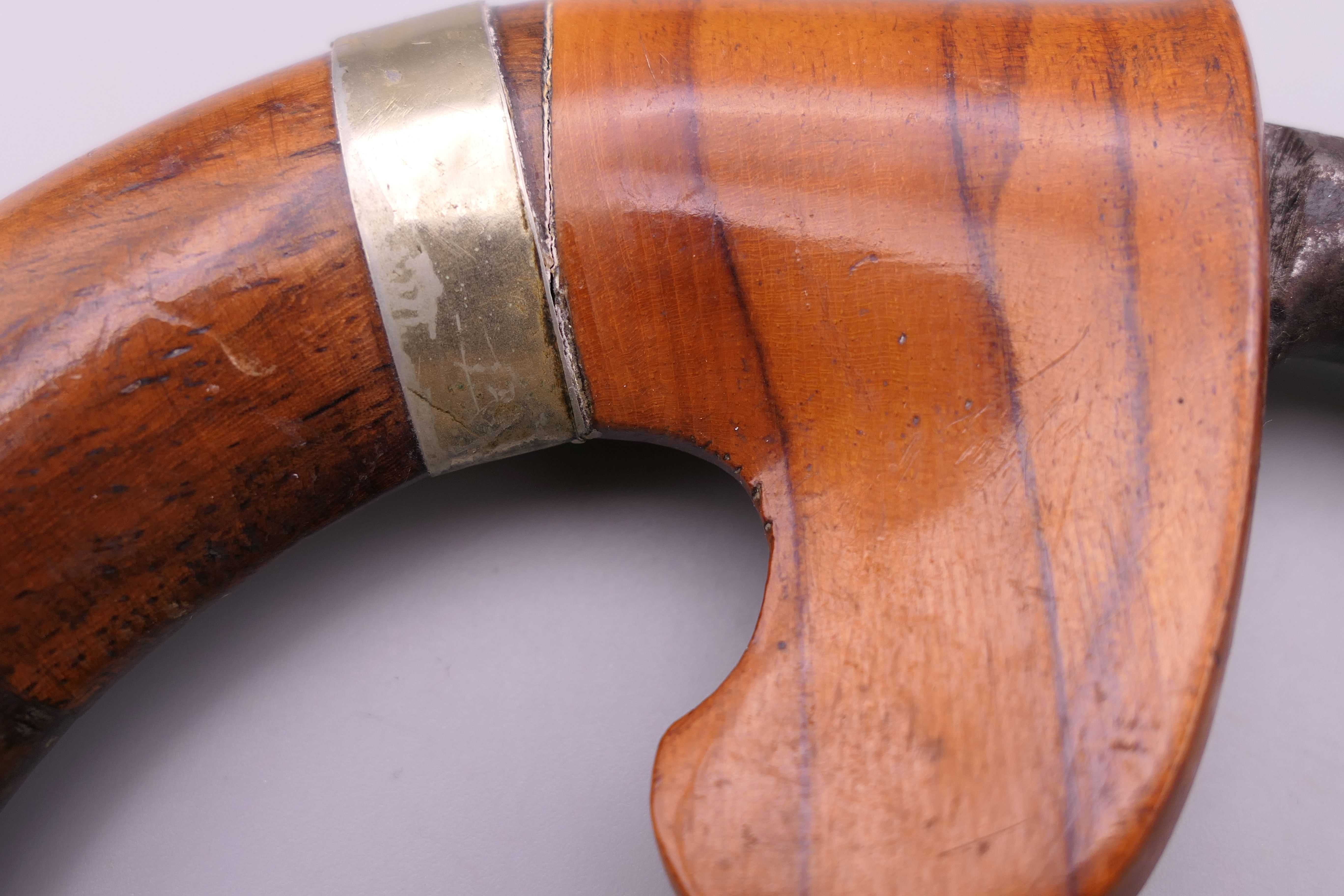 An unusual Eastern curved knife with steel blade and hardwood sheath. 17 cm long. - Image 7 of 7