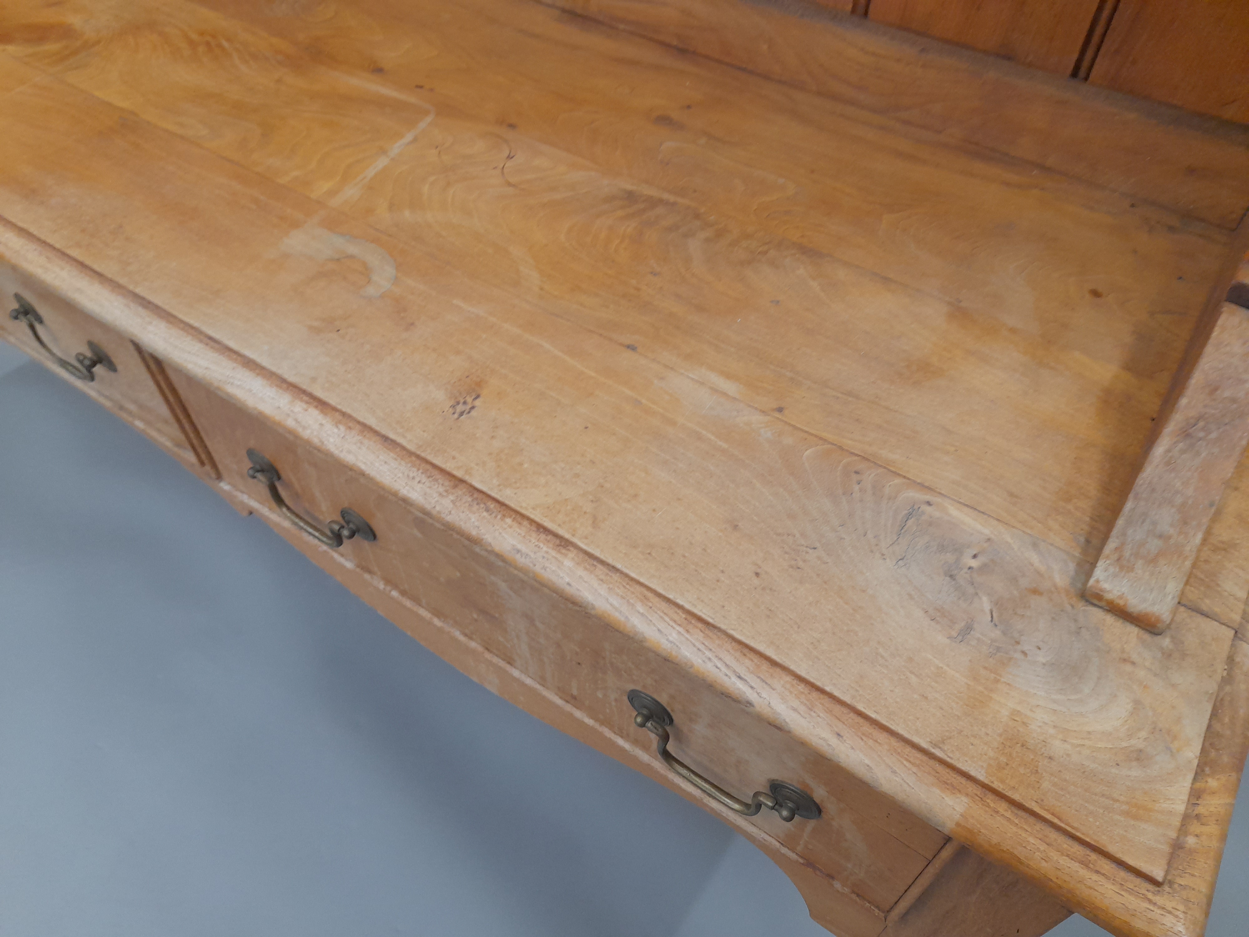 An oak three- drawer dresser. 193 cm wide, 52.5 cm deep, 222 cm high. - Bild 3 aus 9