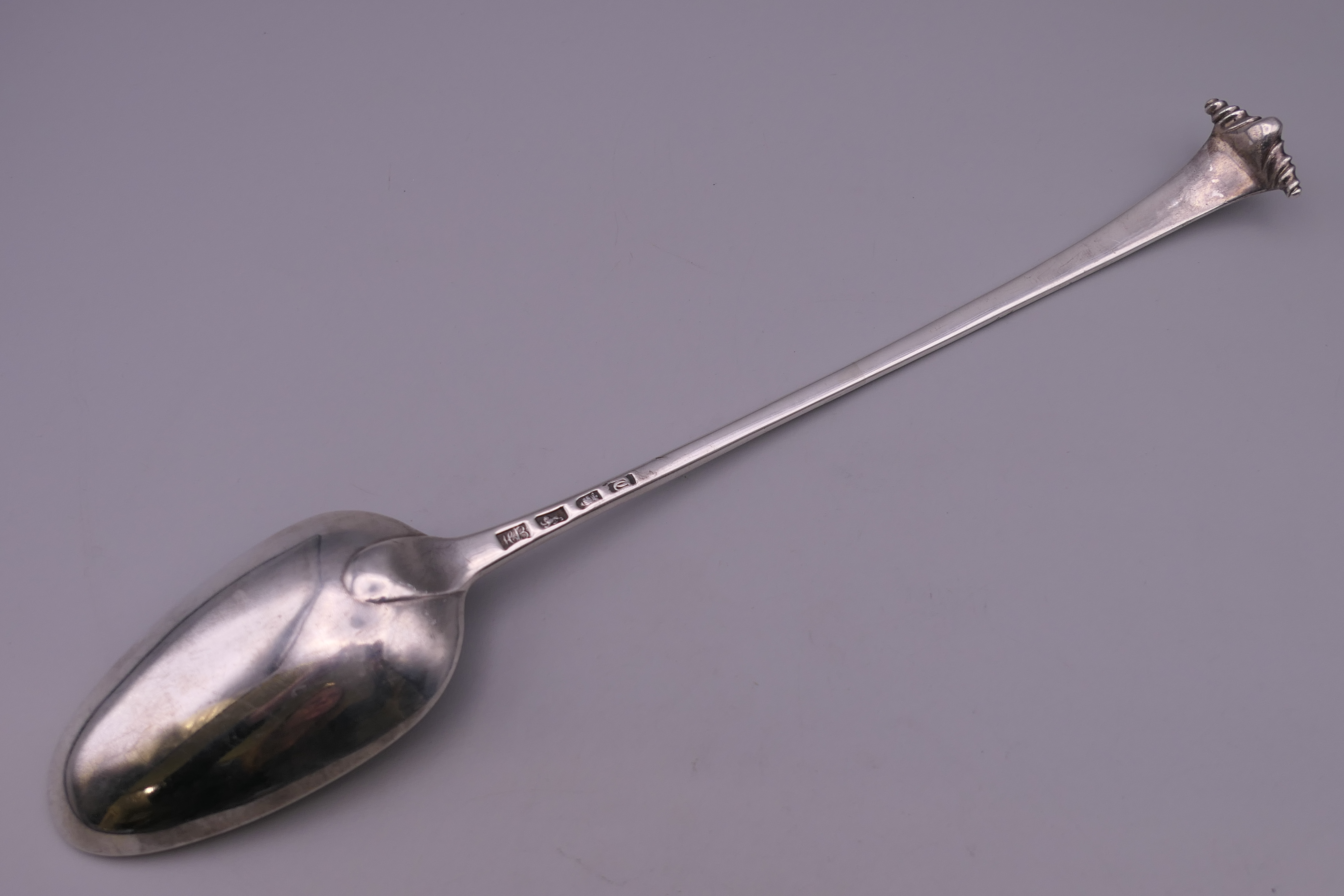 A Hester Bateman silver basting spoon. 30.5 cm long. 119.3 grammes. - Image 3 of 6