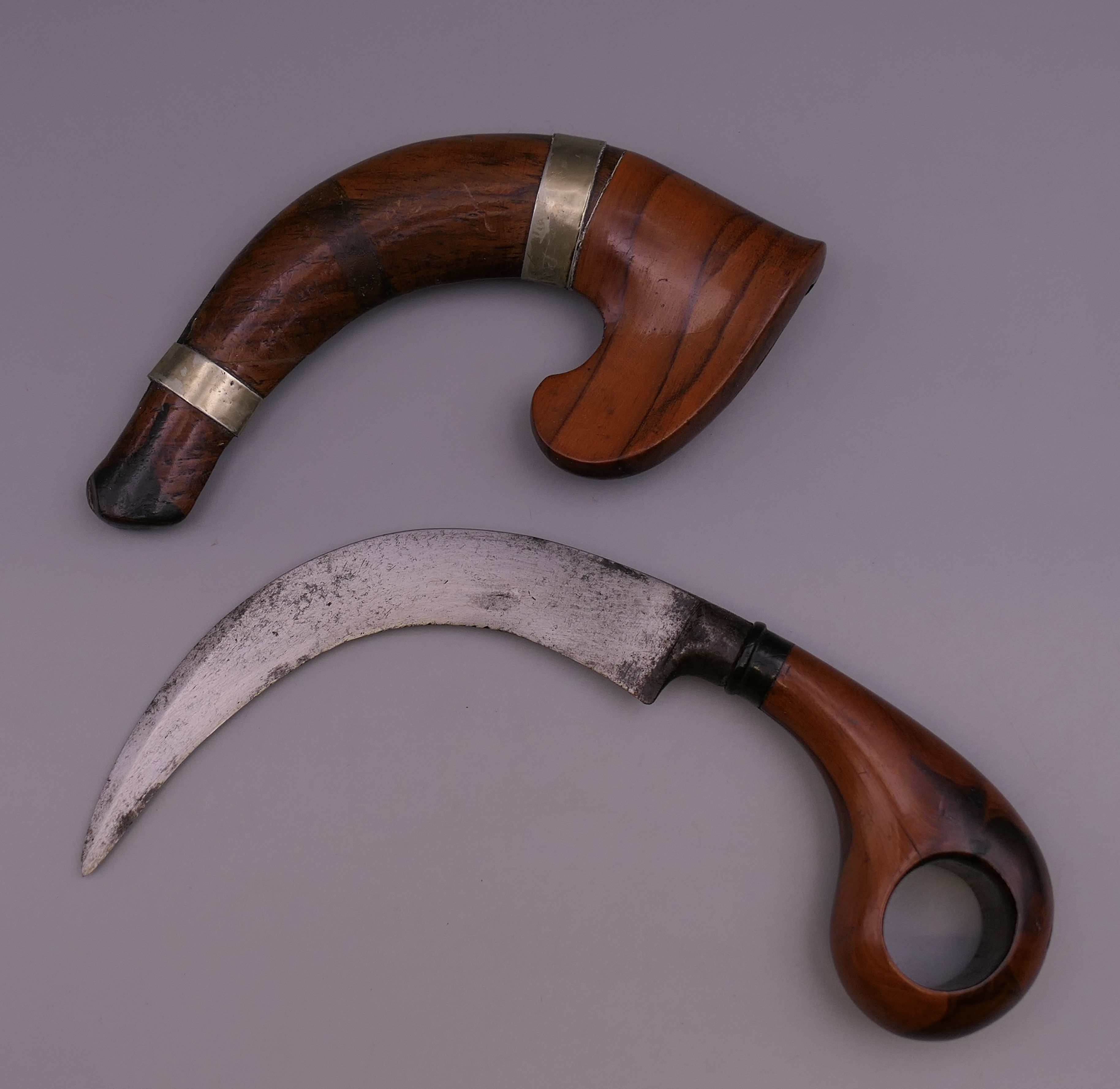 An unusual Eastern curved knife with steel blade and hardwood sheath. 17 cm long. - Image 4 of 7