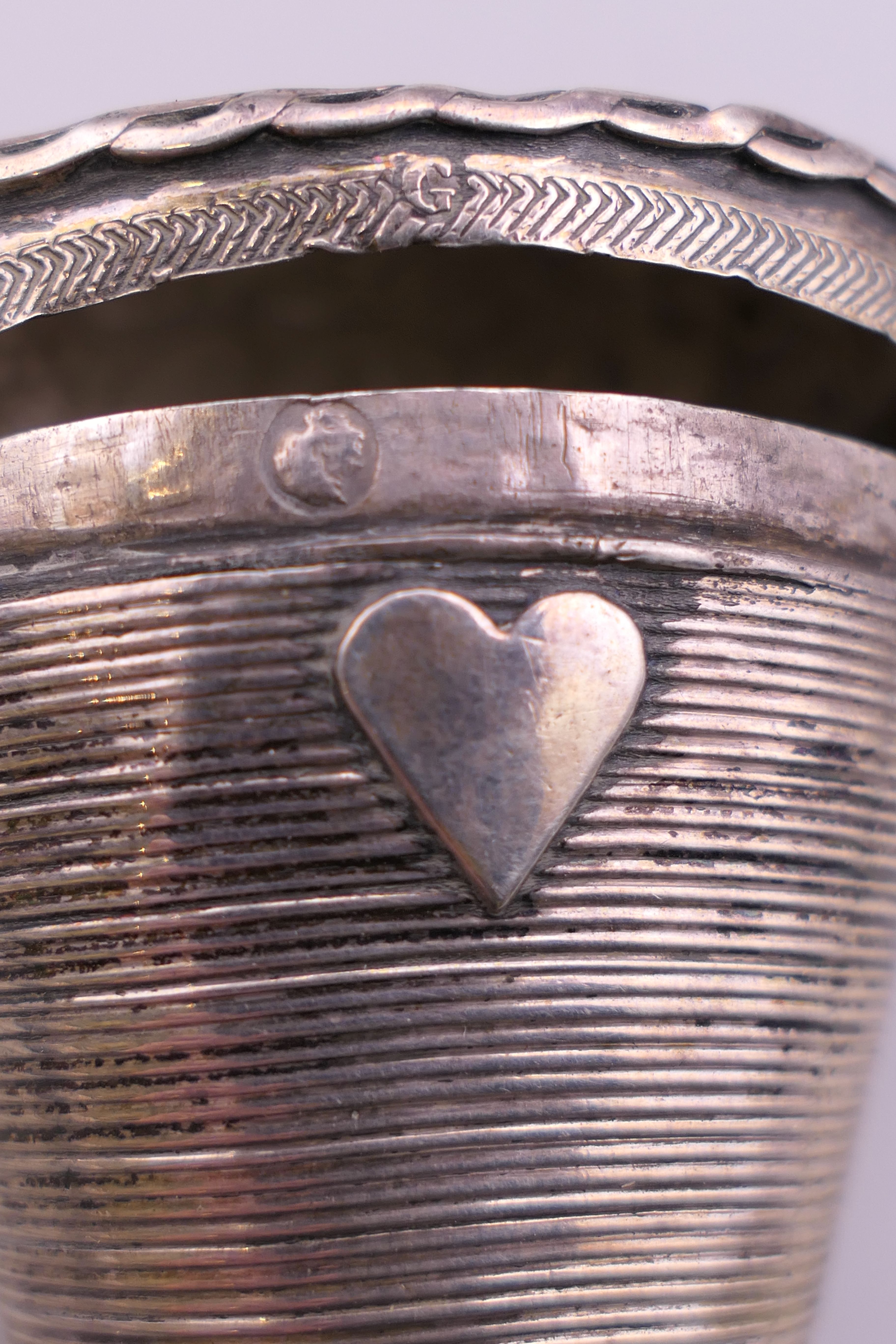 An antique Dutch silver patch box in the form of a basket of fruit. 4 cm high. - Image 7 of 7