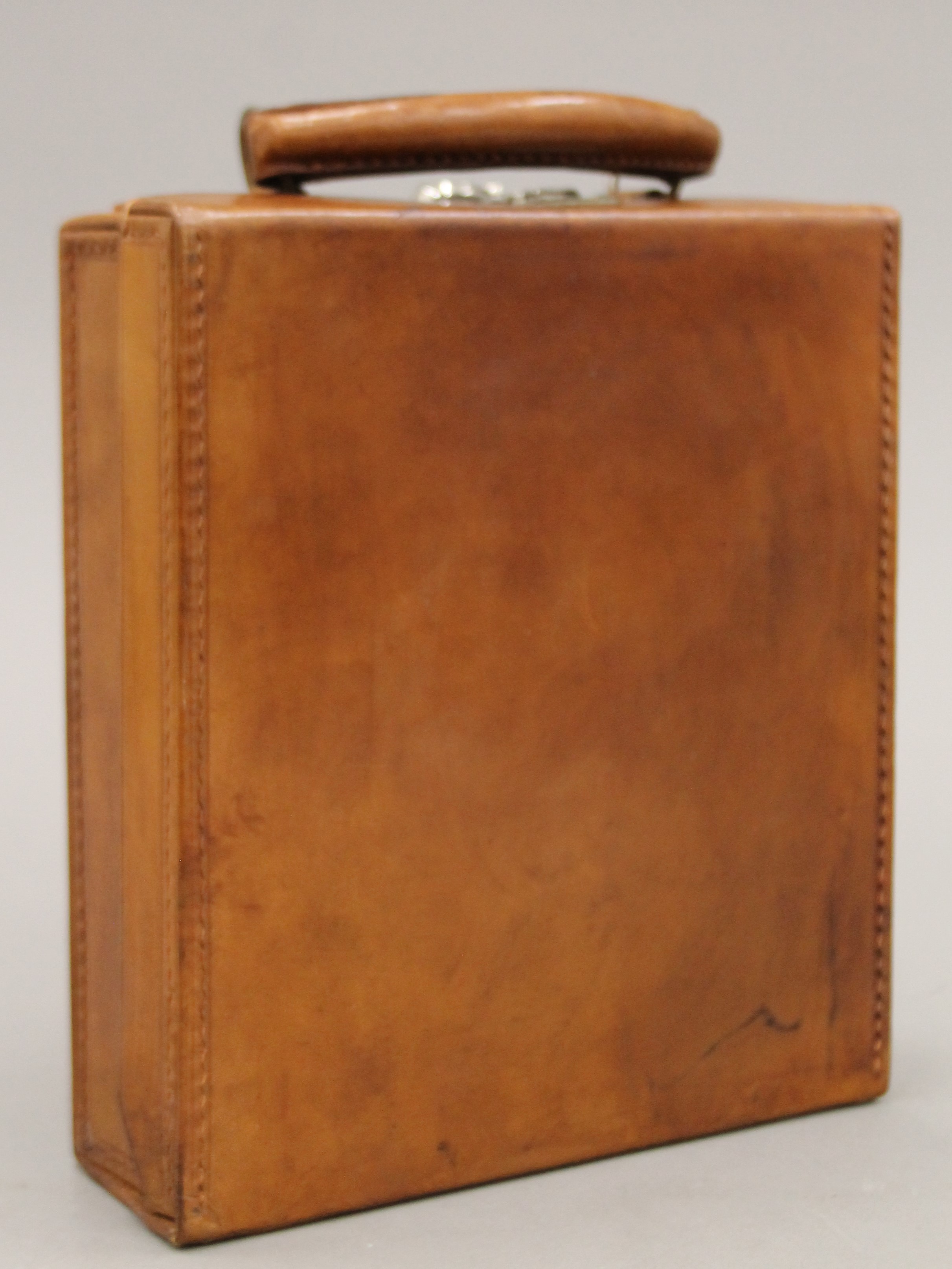 Two bottles housed in a leather case. The case 20 cm wide. - Bild 7 aus 8