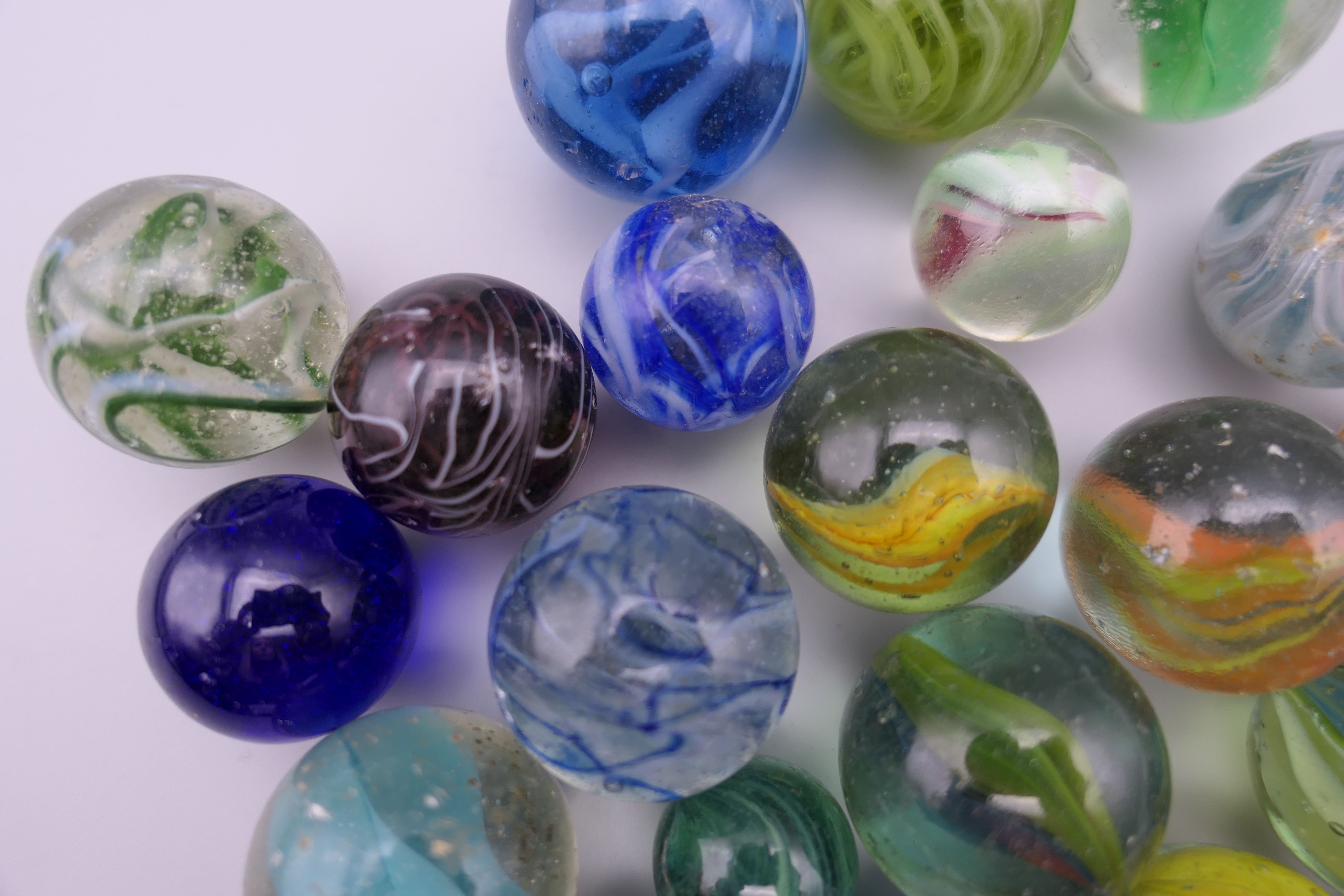 A collection of vintage marbles. - Image 6 of 6