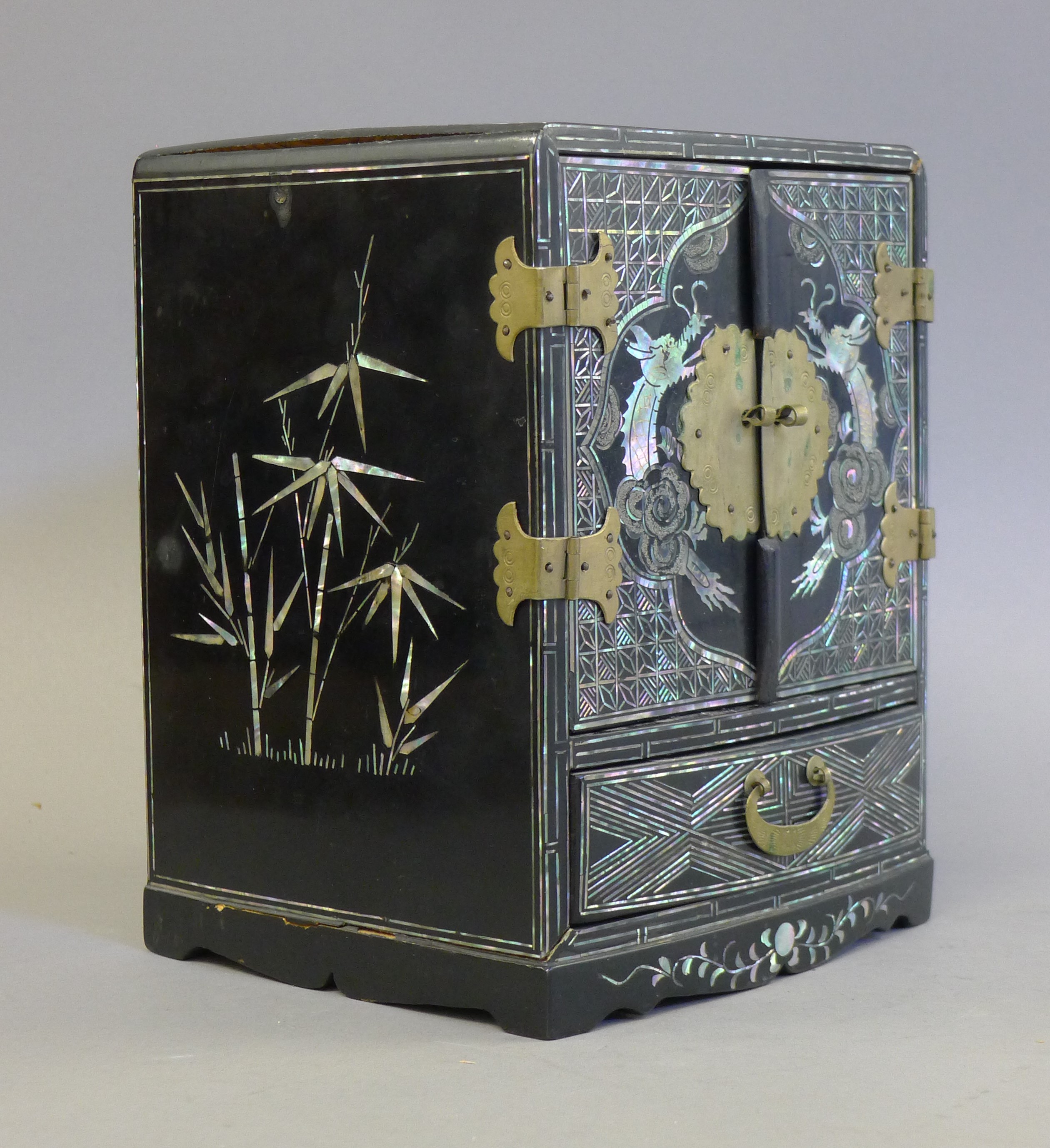 A Korean lacquered and mother-of-pearl jewellery box. 21 cm high. - Image 3 of 6
