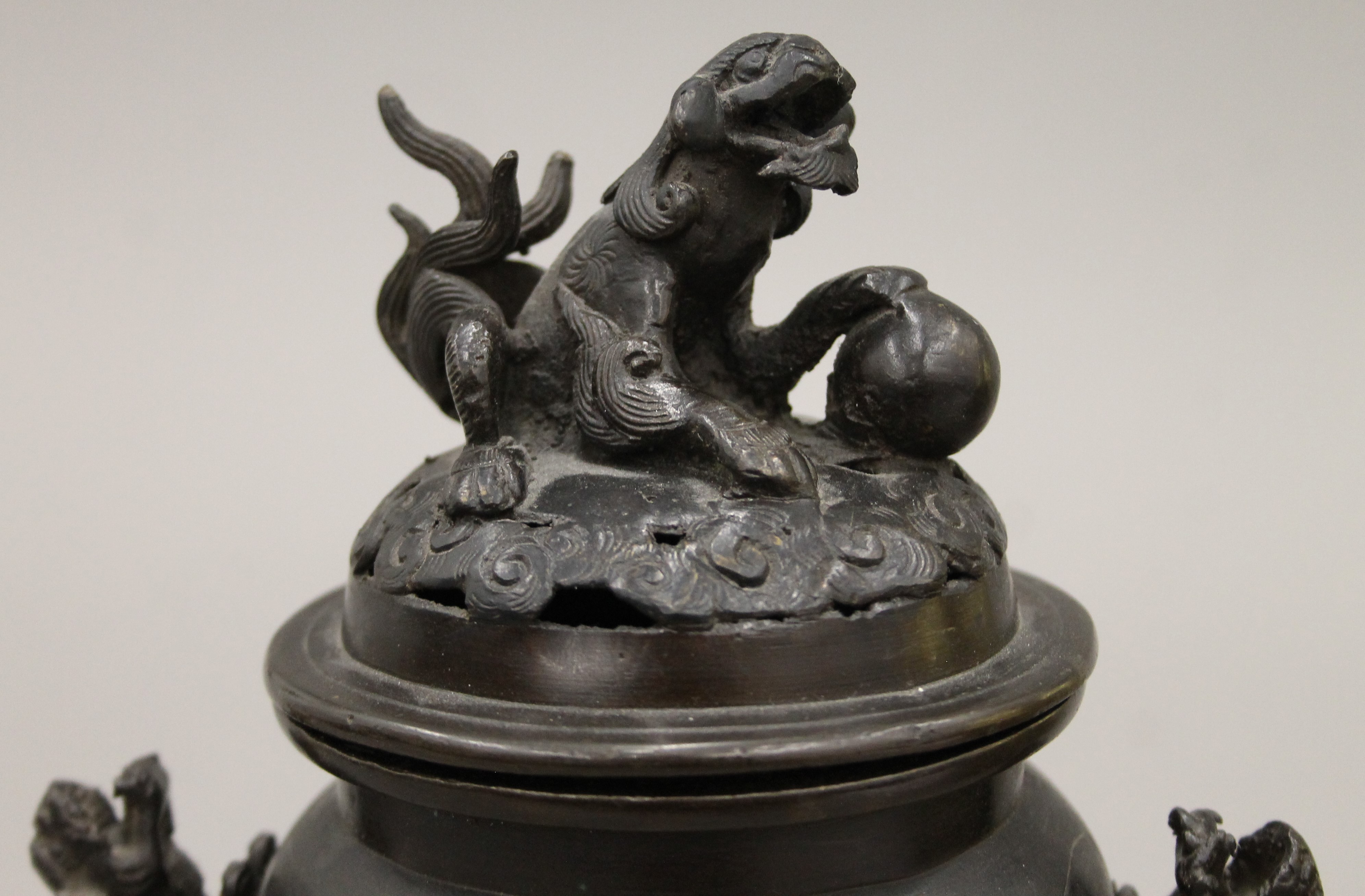 A Japanese patinated bronze tripod incense burner with dragon handles and pierced lid. 20 cm high. - Image 3 of 5