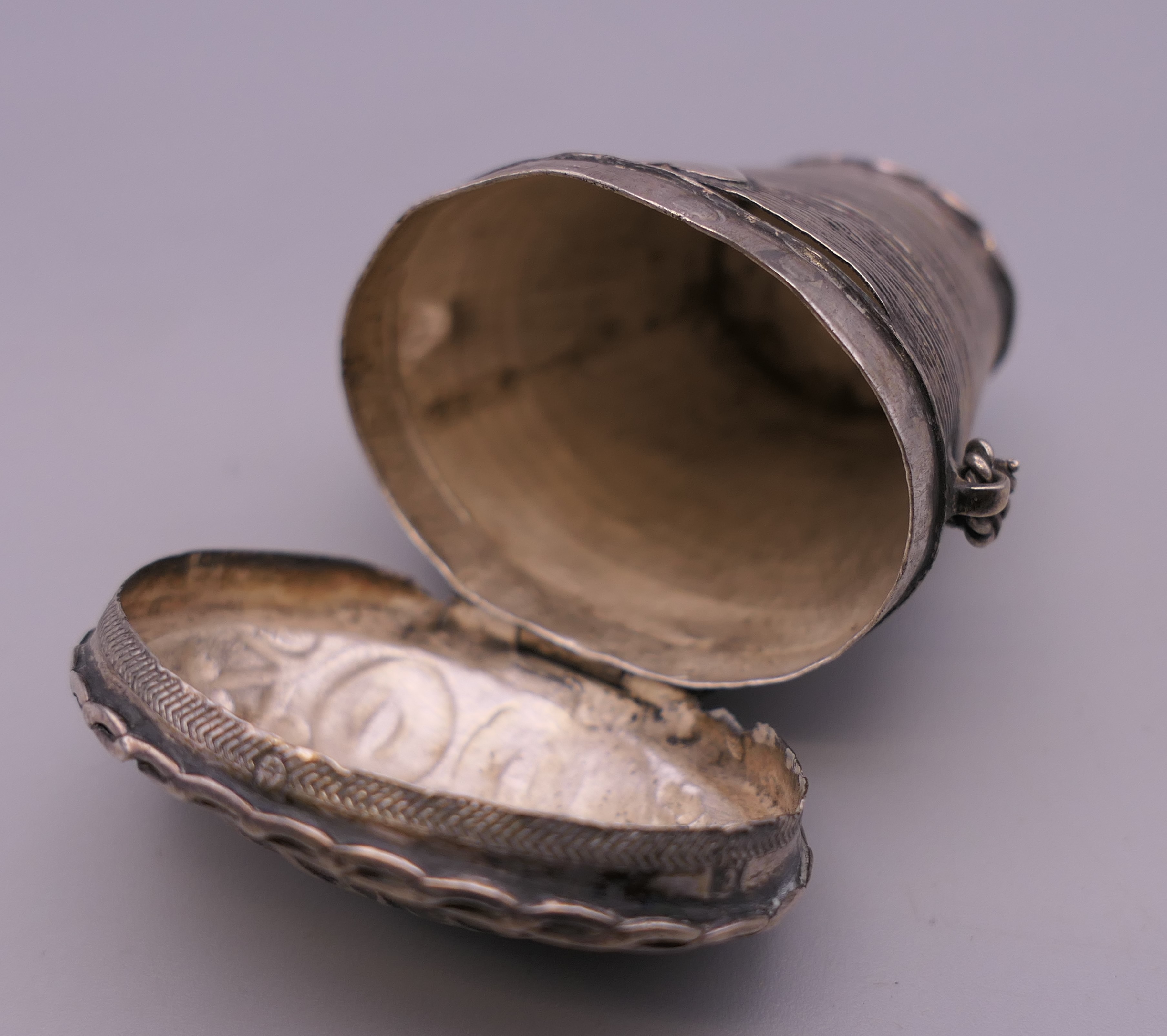 An antique Dutch silver patch box in the form of a basket of fruit. 4 cm high. - Image 4 of 7