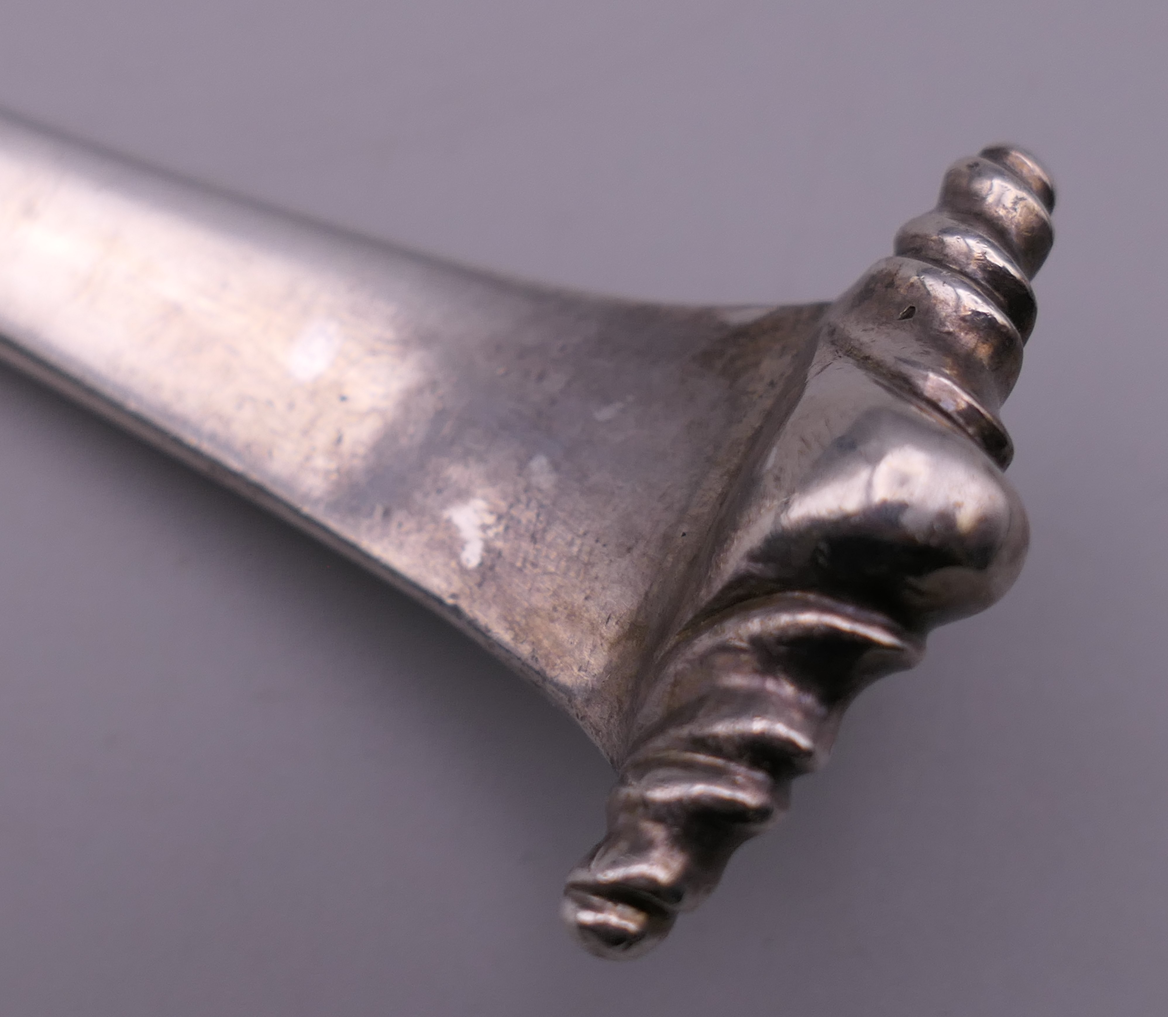 A Hester Bateman silver basting spoon. 30.5 cm long. 119.3 grammes. - Image 6 of 6