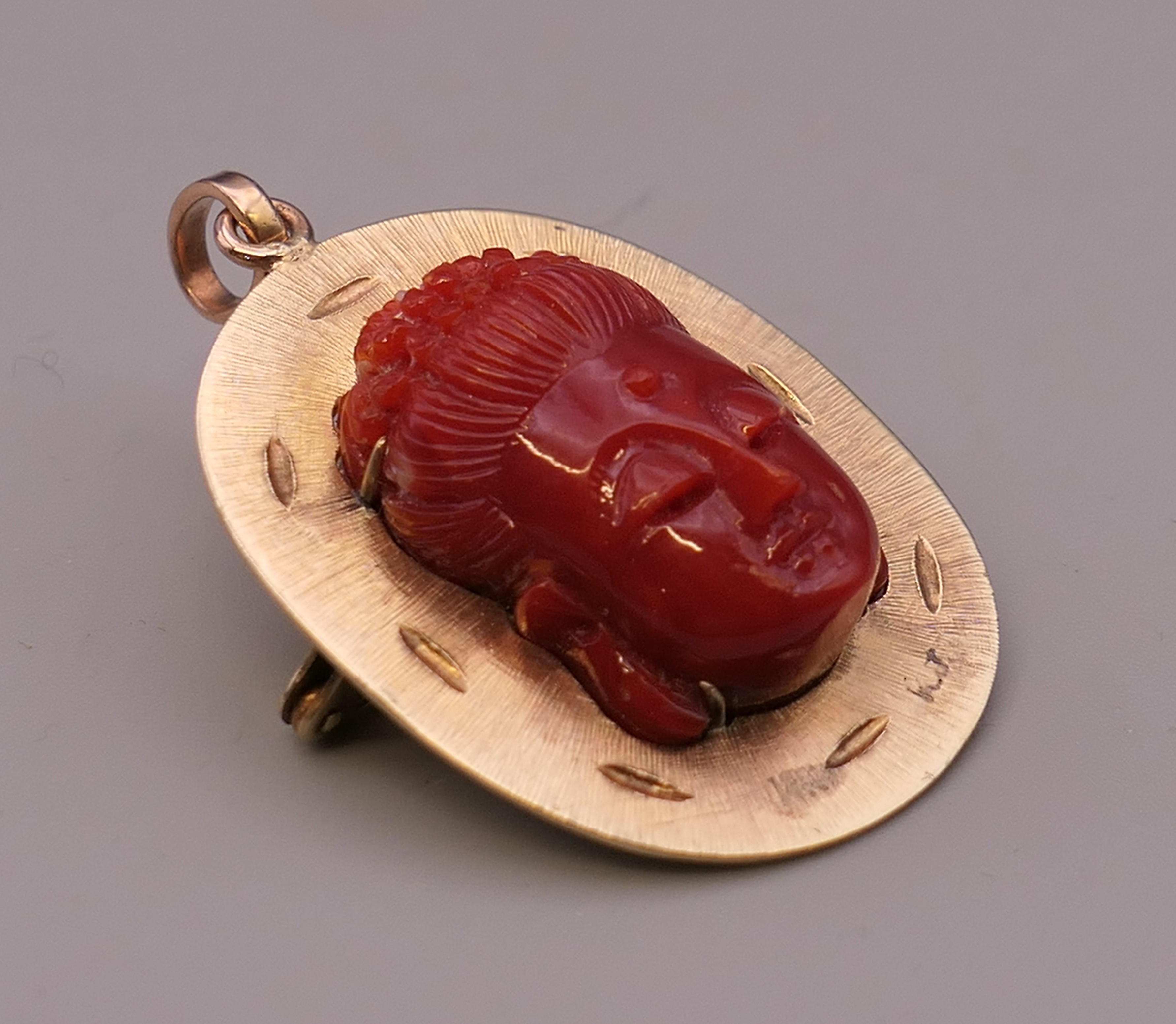 A 14 K gold and coral brooch/pendant. 4.5 cm high. 13 grammes total weight. - Image 3 of 4
