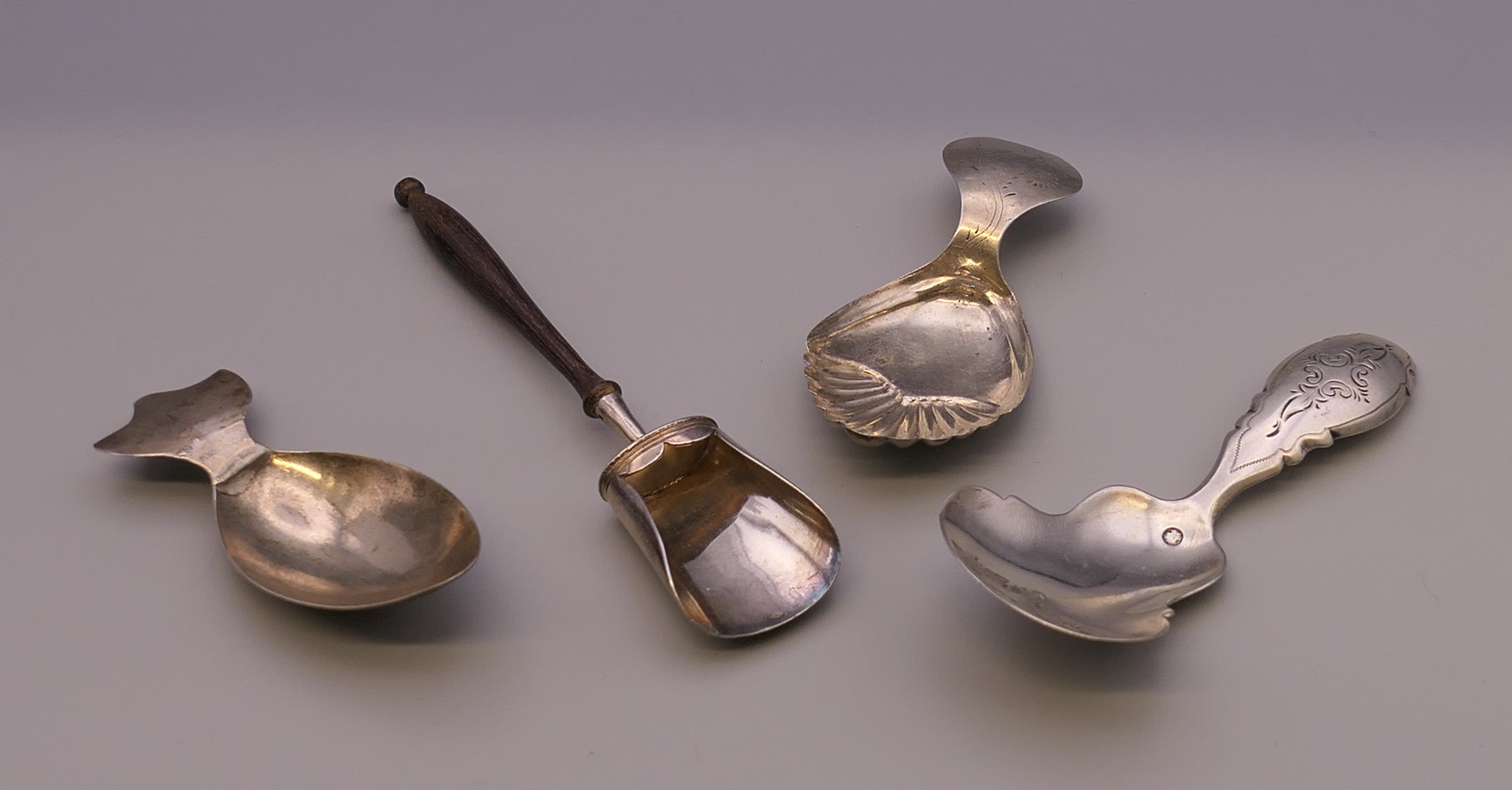 Four silver caddy spoons. 33.3 grammes total weight. - Bild 2 aus 10