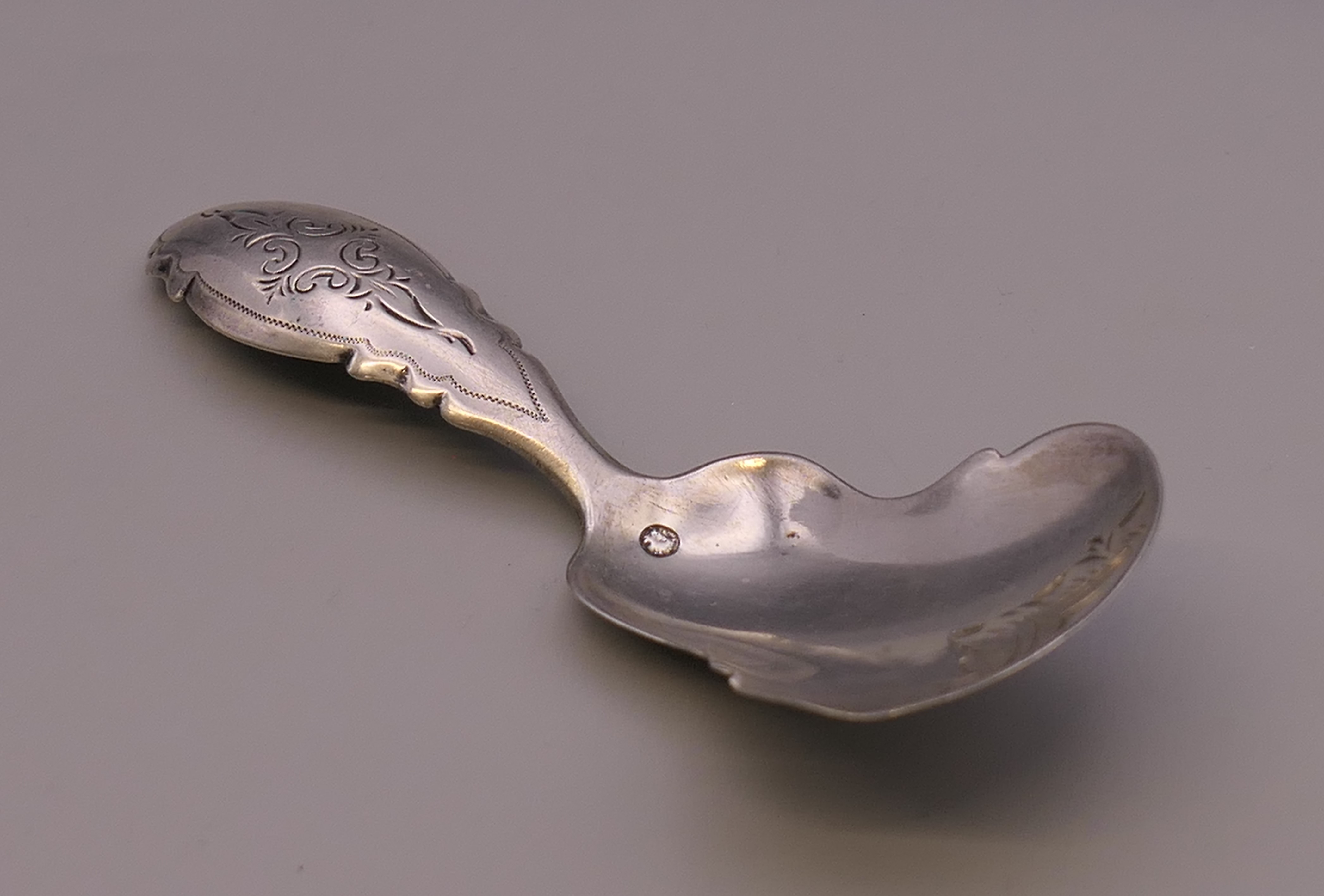 Four silver caddy spoons. 33.3 grammes total weight. - Bild 8 aus 10