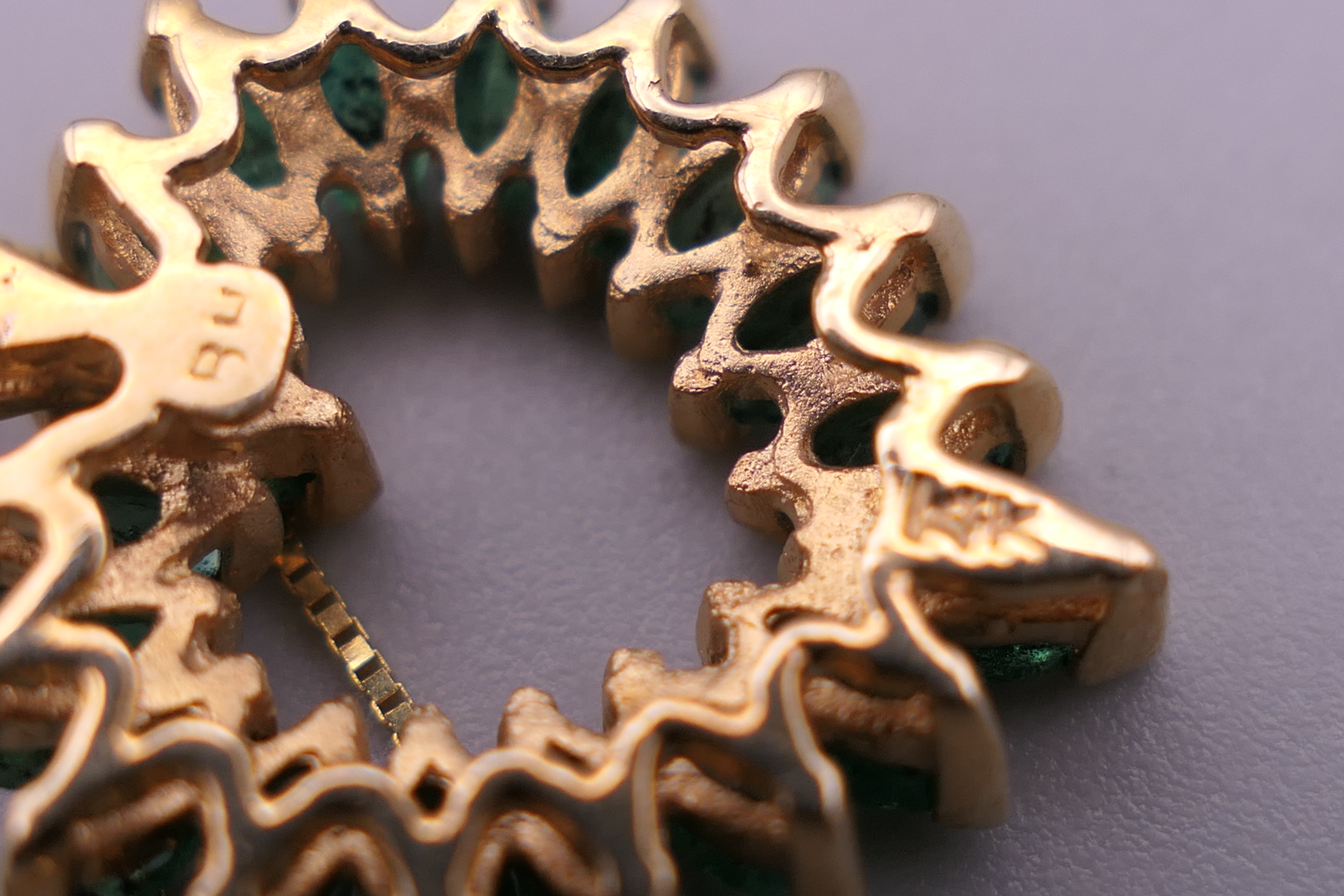 A 14 K gold emerald heart pendant on chain. The pendant 2.5 cm high. 3.9 grammes total weight. - Bild 5 aus 8