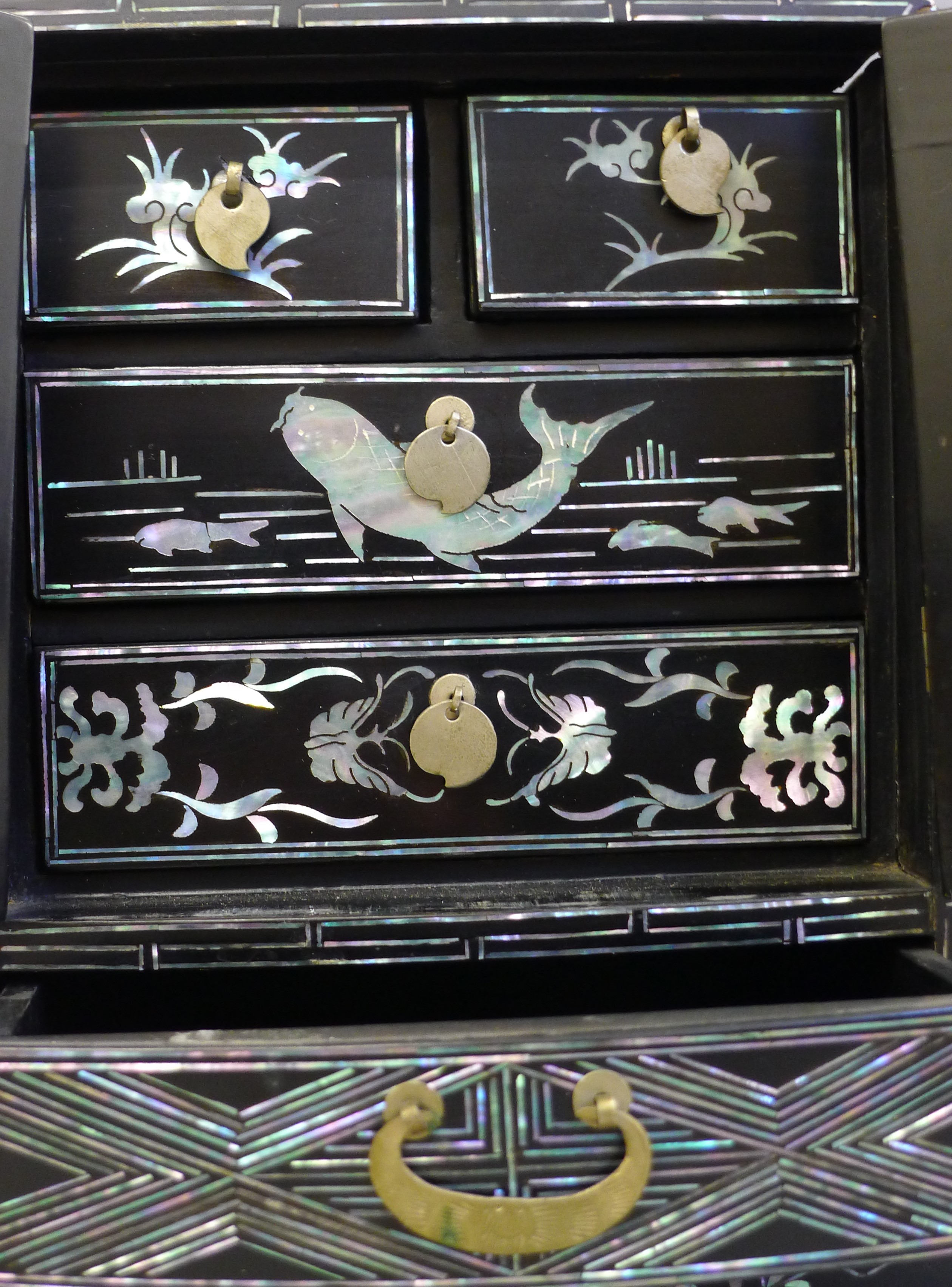 A Korean lacquered and mother-of-pearl jewellery box. 21 cm high. - Image 5 of 6