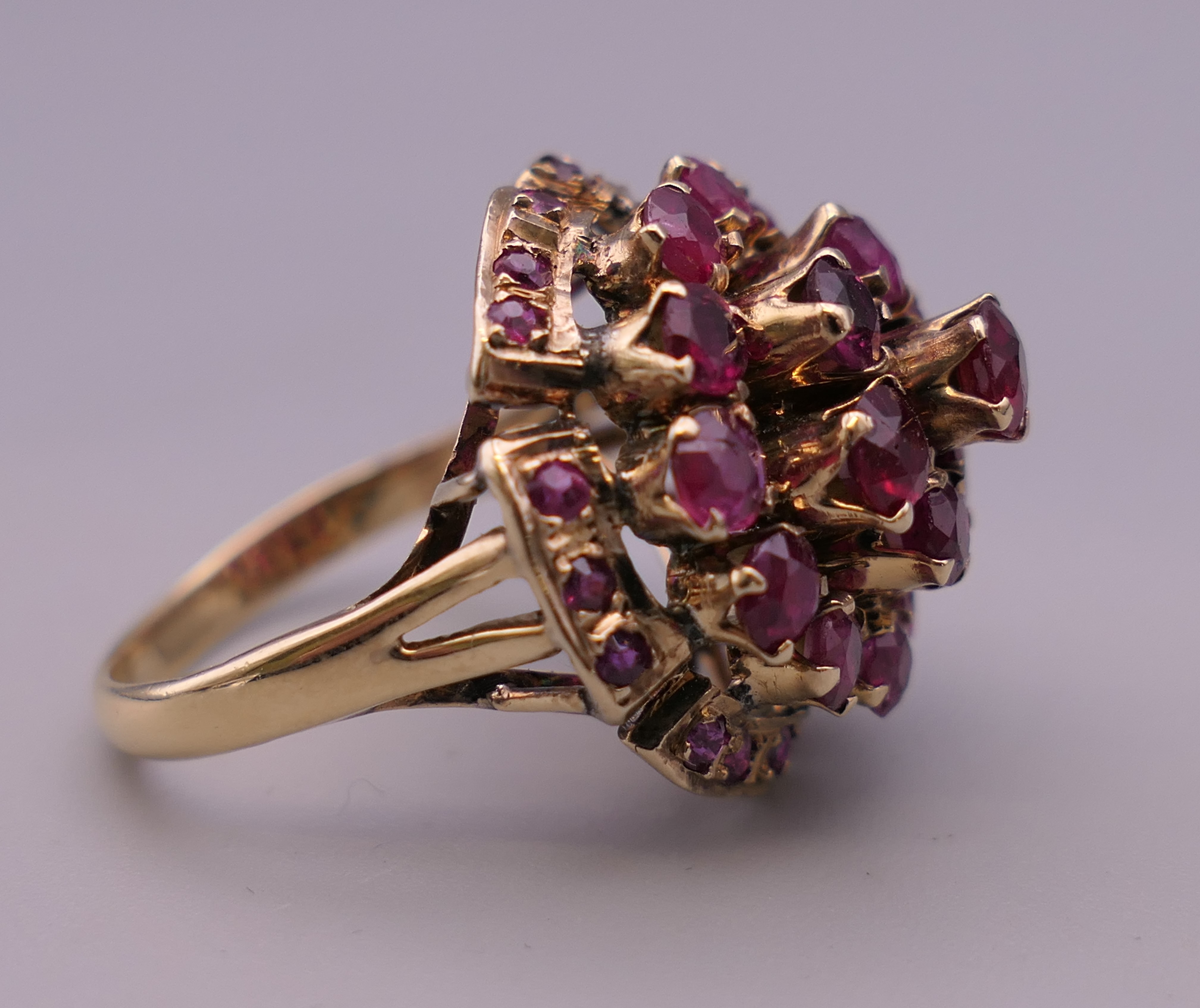 A 14 ct gold ruby cocktail ring. Ring size K/L. 5.6 grammes total weight. - Bild 2 aus 5