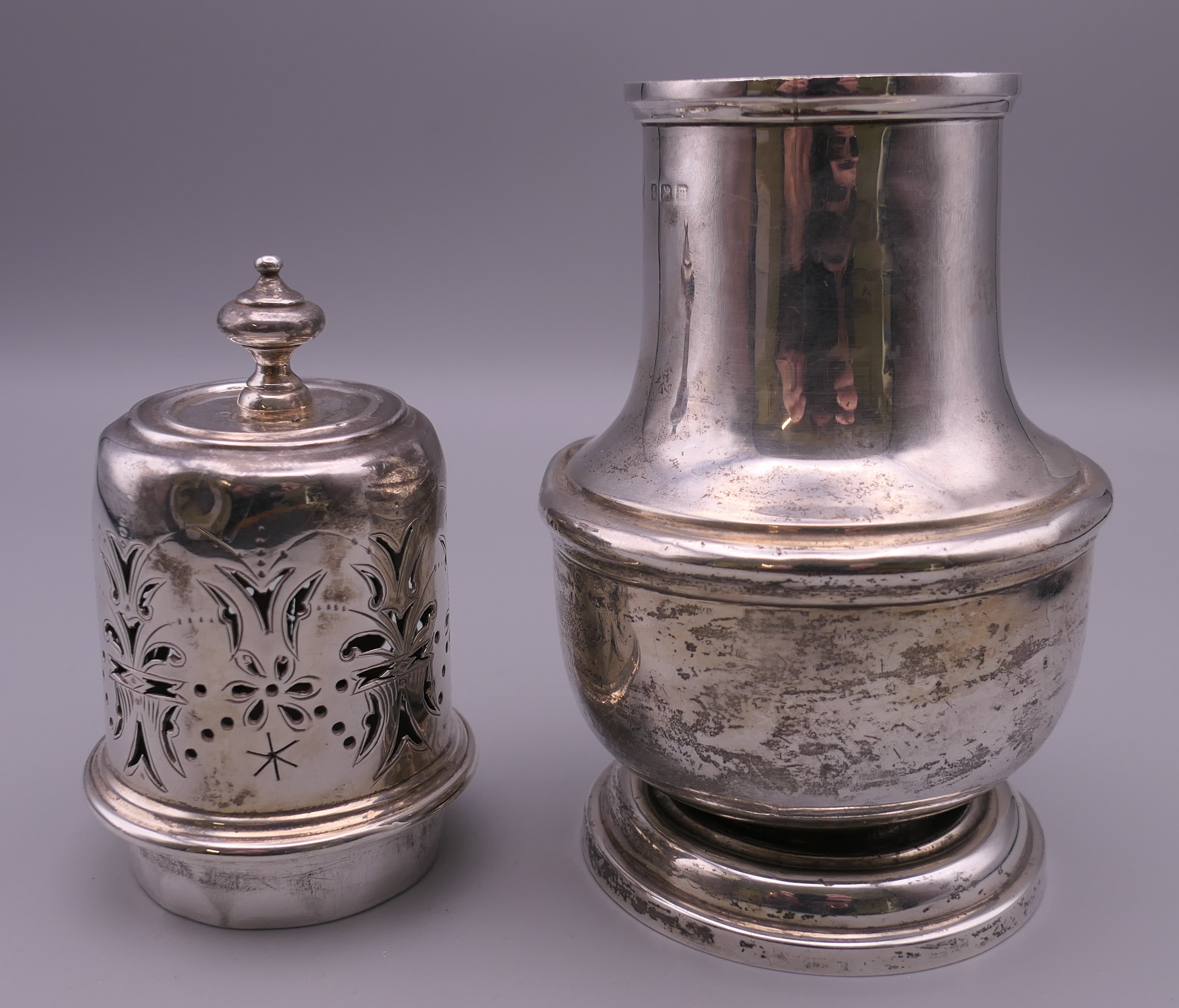 A silver sugar castor. 19 cm high. 263.1 grammes. - Image 5 of 17